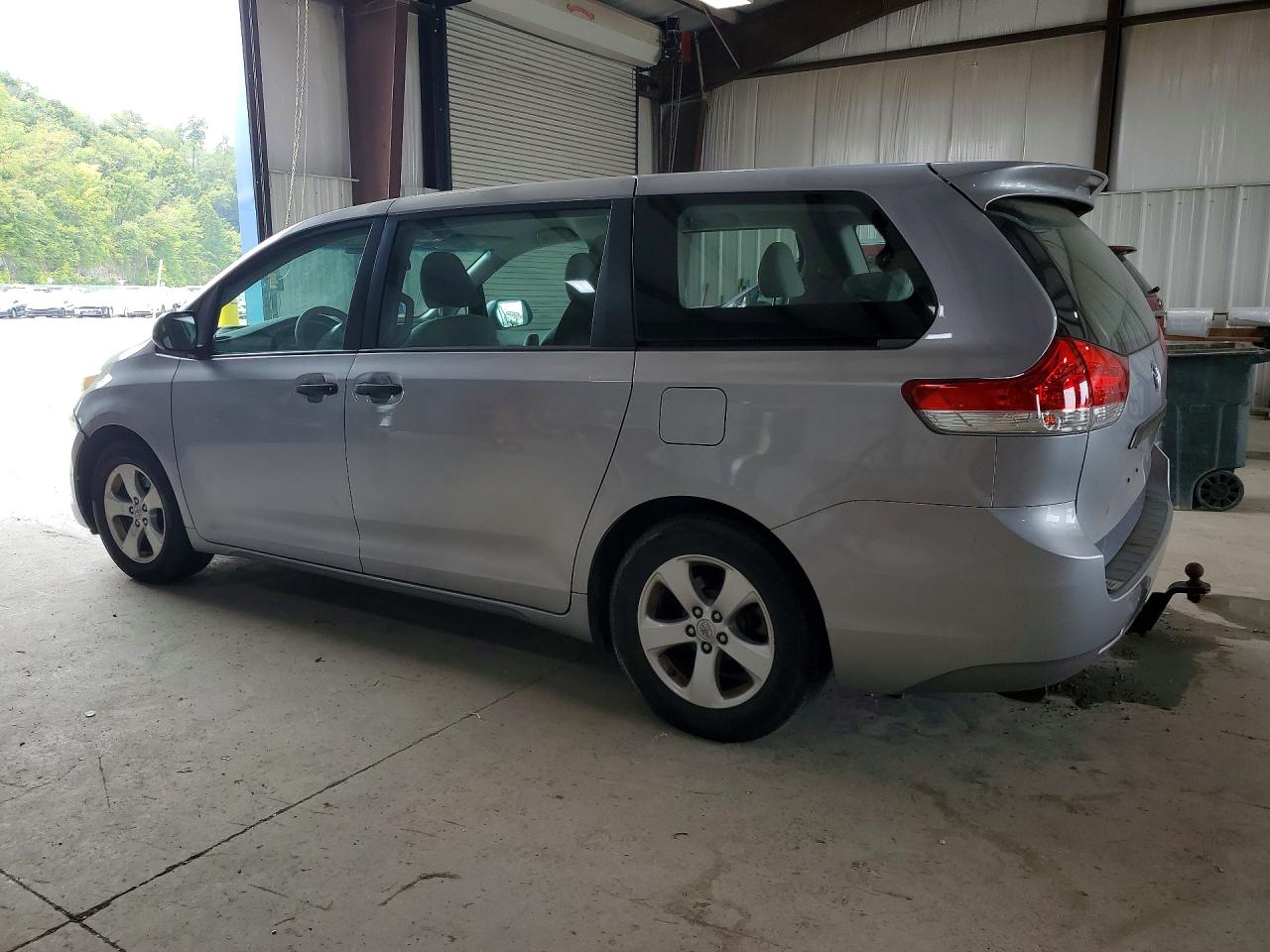 2012 Toyota Sienna Base 7-passenger Серебряный vin: 5TDZK3DC5CS185669