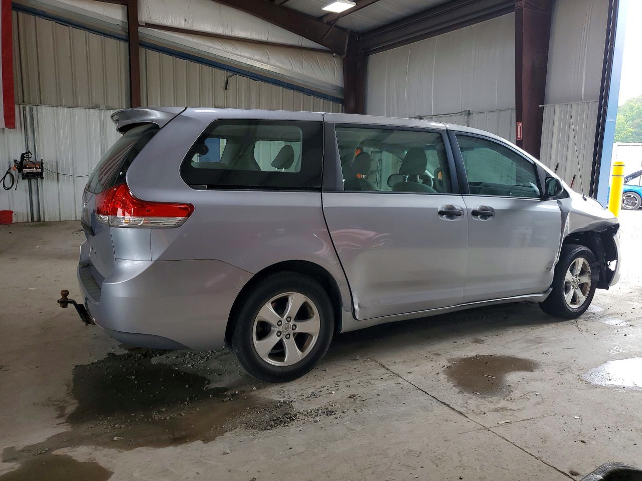 2012 Toyota Sienna Base 7-passenger Серебряный vin: 5TDZK3DC5CS185669