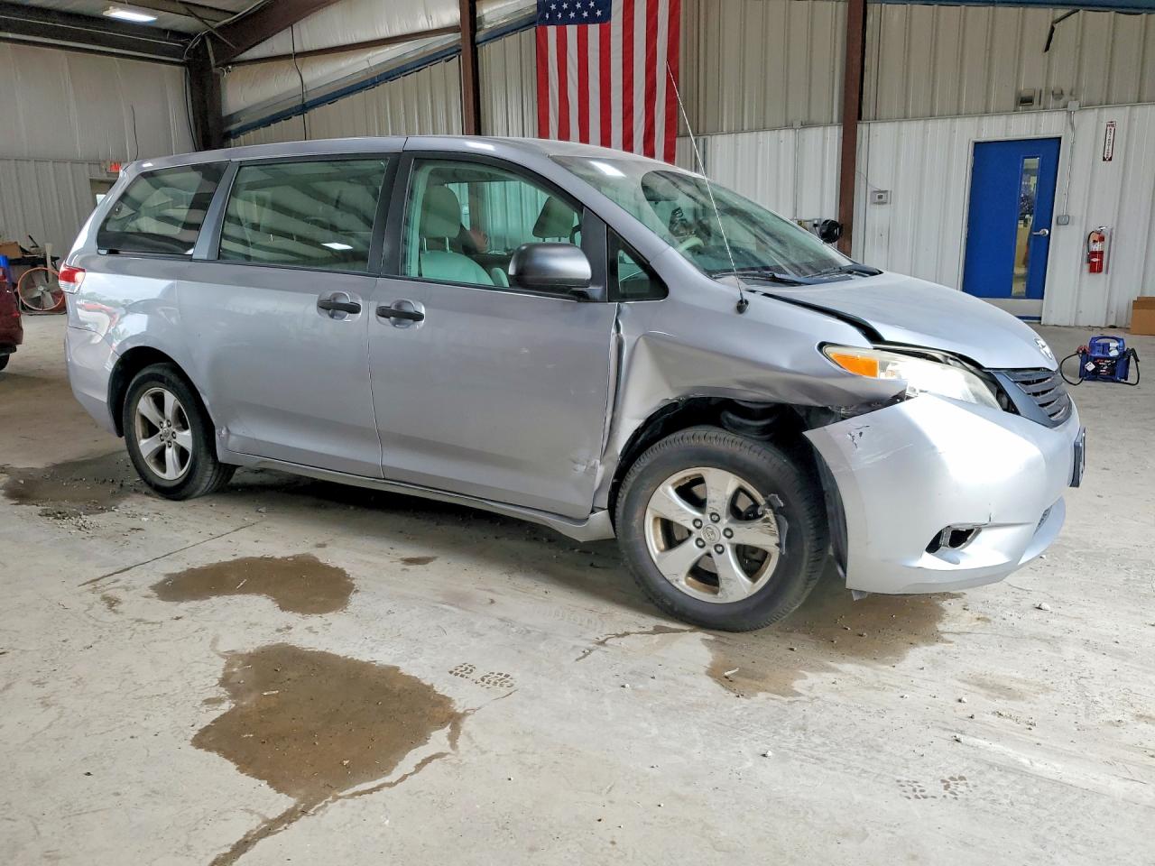 2012 Toyota Sienna Base 7-passenger Серебряный vin: 5TDZK3DC5CS185669