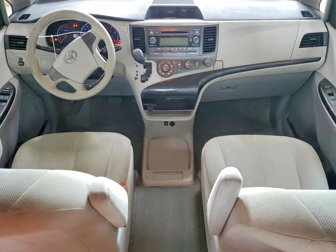 2012 Toyota Sienna Base 7-passenger Серебряный vin: 5TDZK3DC5CS185669