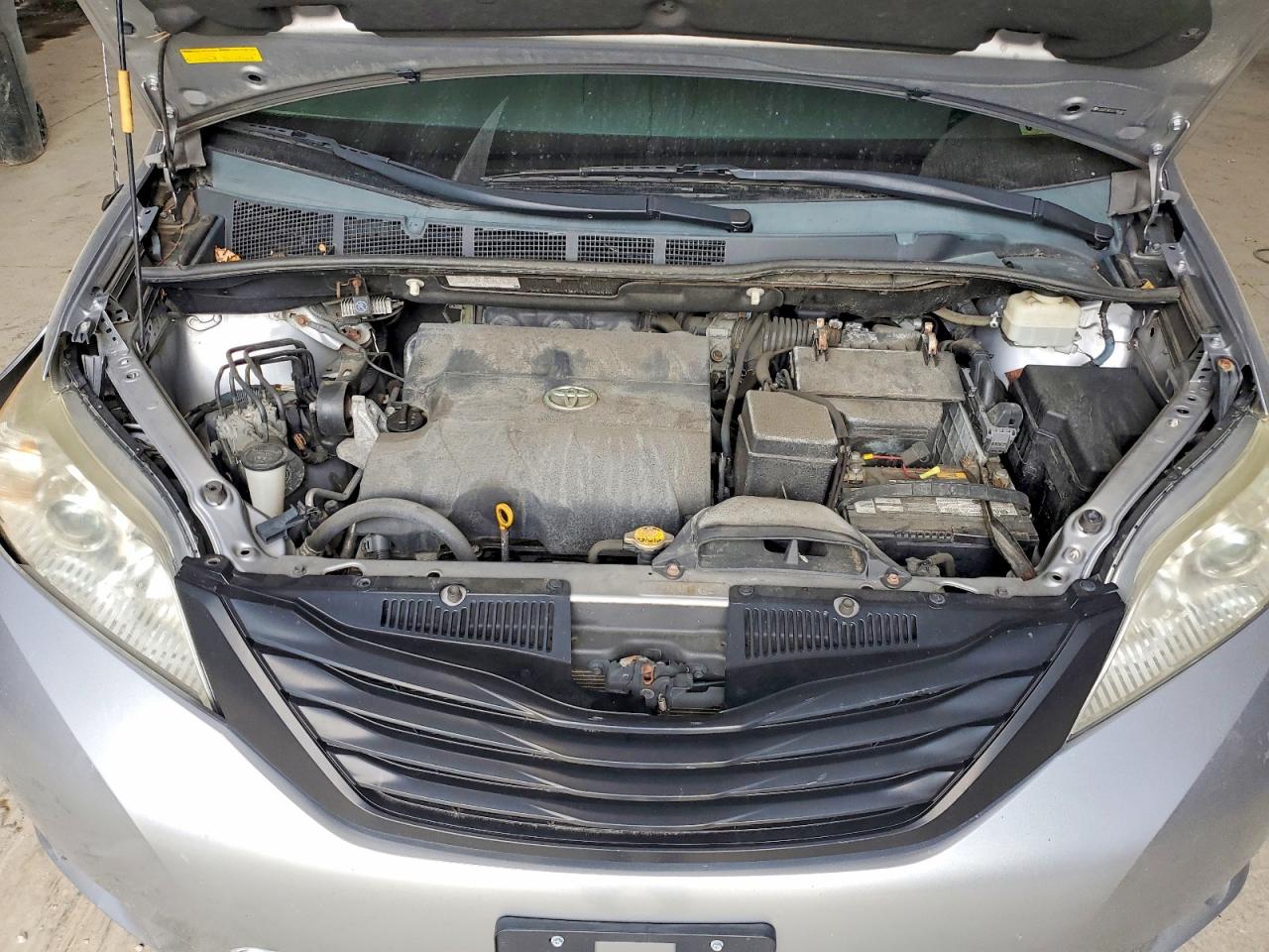 2012 Toyota Sienna Base 7-passenger Серебряный vin: 5TDZK3DC5CS185669