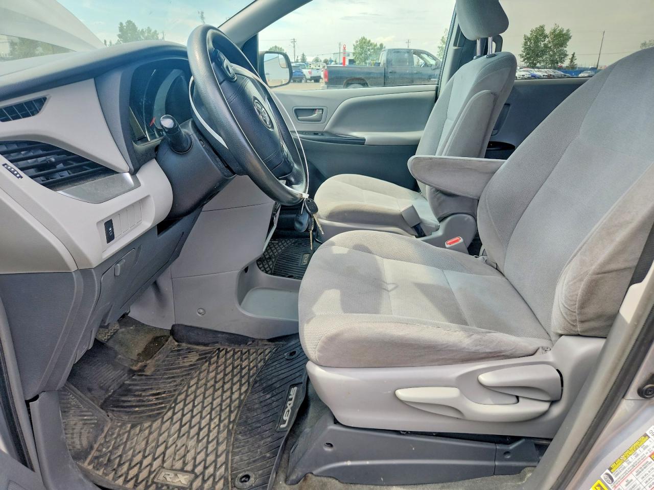2015 Toyota Sienna L 7-passenger Silver vin: 5TDZK3DC5FS574543