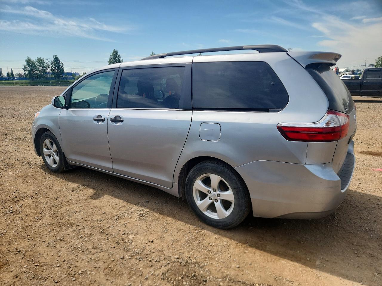 2015 Toyota Sienna L 7-passenger Silver vin: 5TDZK3DC5FS574543