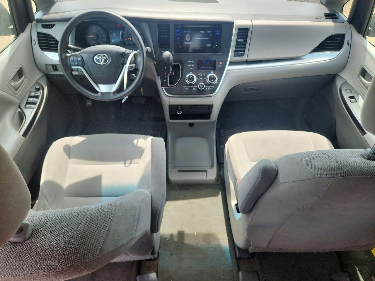 2015 Toyota Sienna L 7-passenger Silver vin: 5TDZK3DC5FS574543