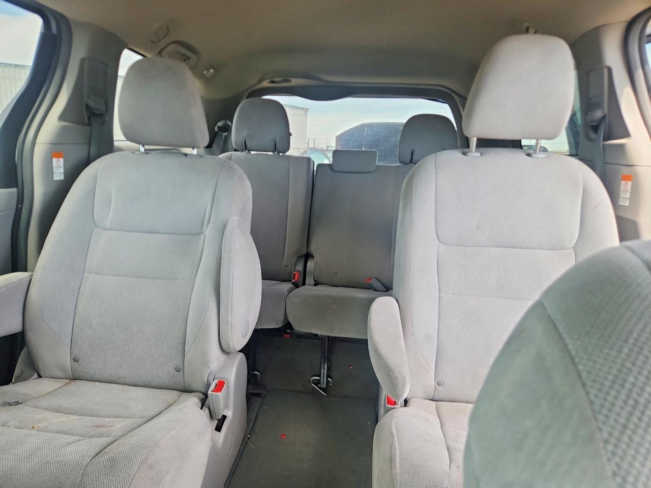 2015 Toyota Sienna L 7-passenger Silver vin: 5TDZK3DC5FS574543
