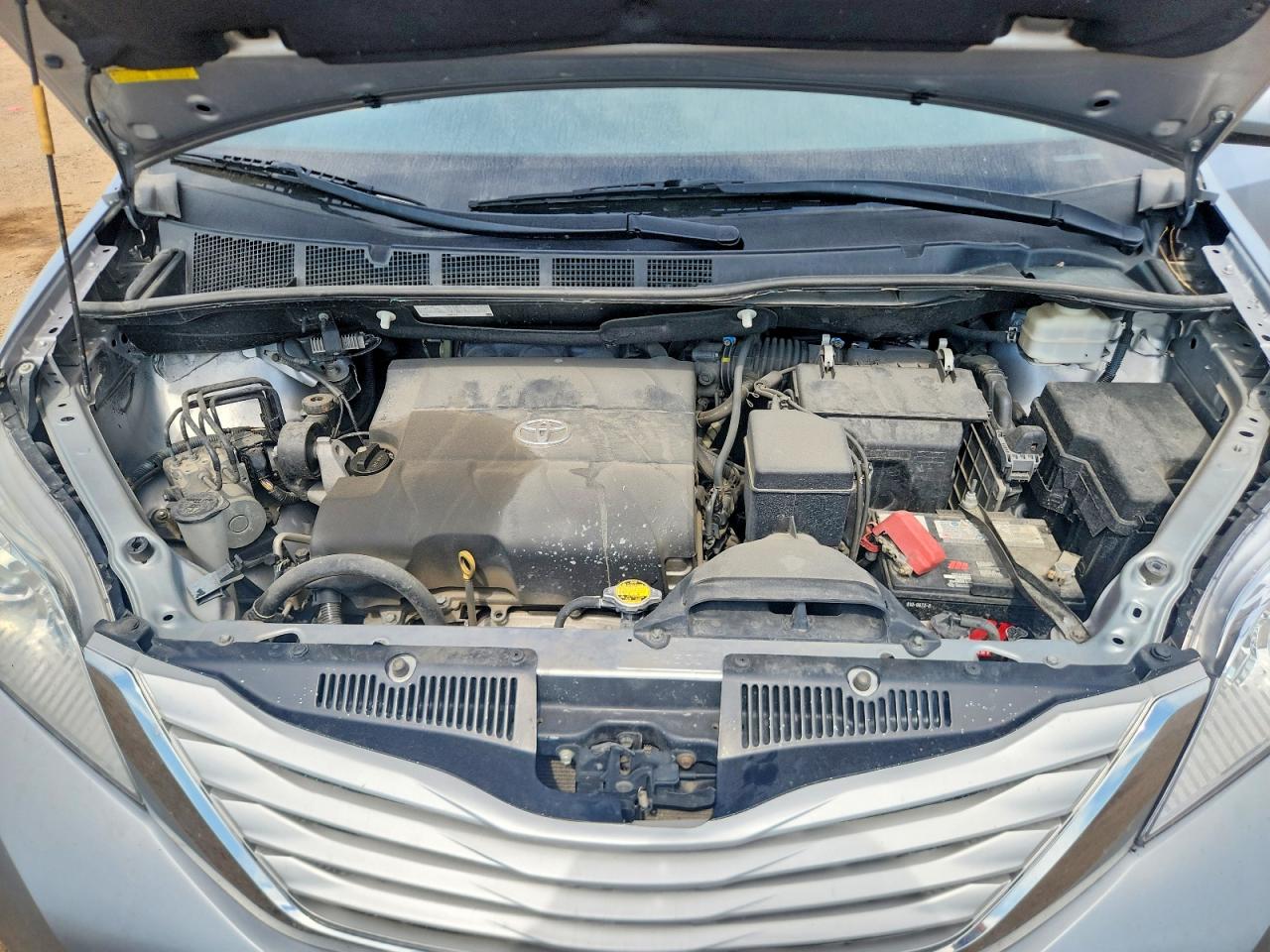 2015 Toyota Sienna L 7-passenger Silver vin: 5TDZK3DC5FS574543