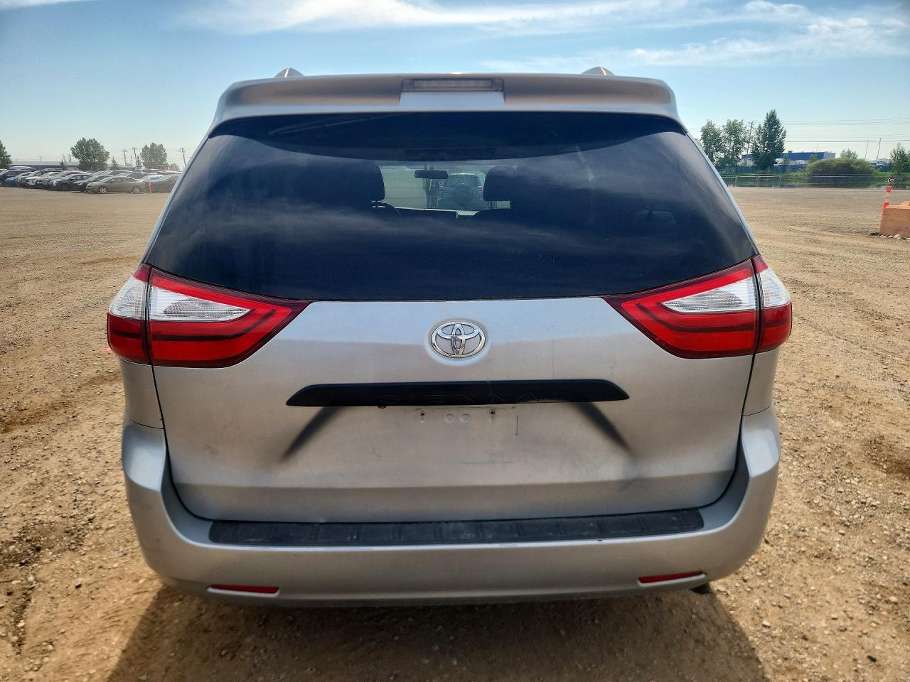 2015 Toyota Sienna L 7-passenger Silver vin: 5TDZK3DC5FS574543