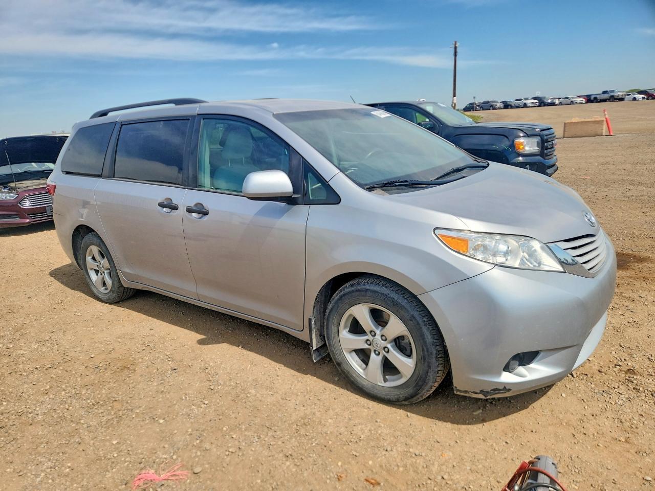 2015 Toyota Sienna L 7-passenger Silver vin: 5TDZK3DC5FS574543