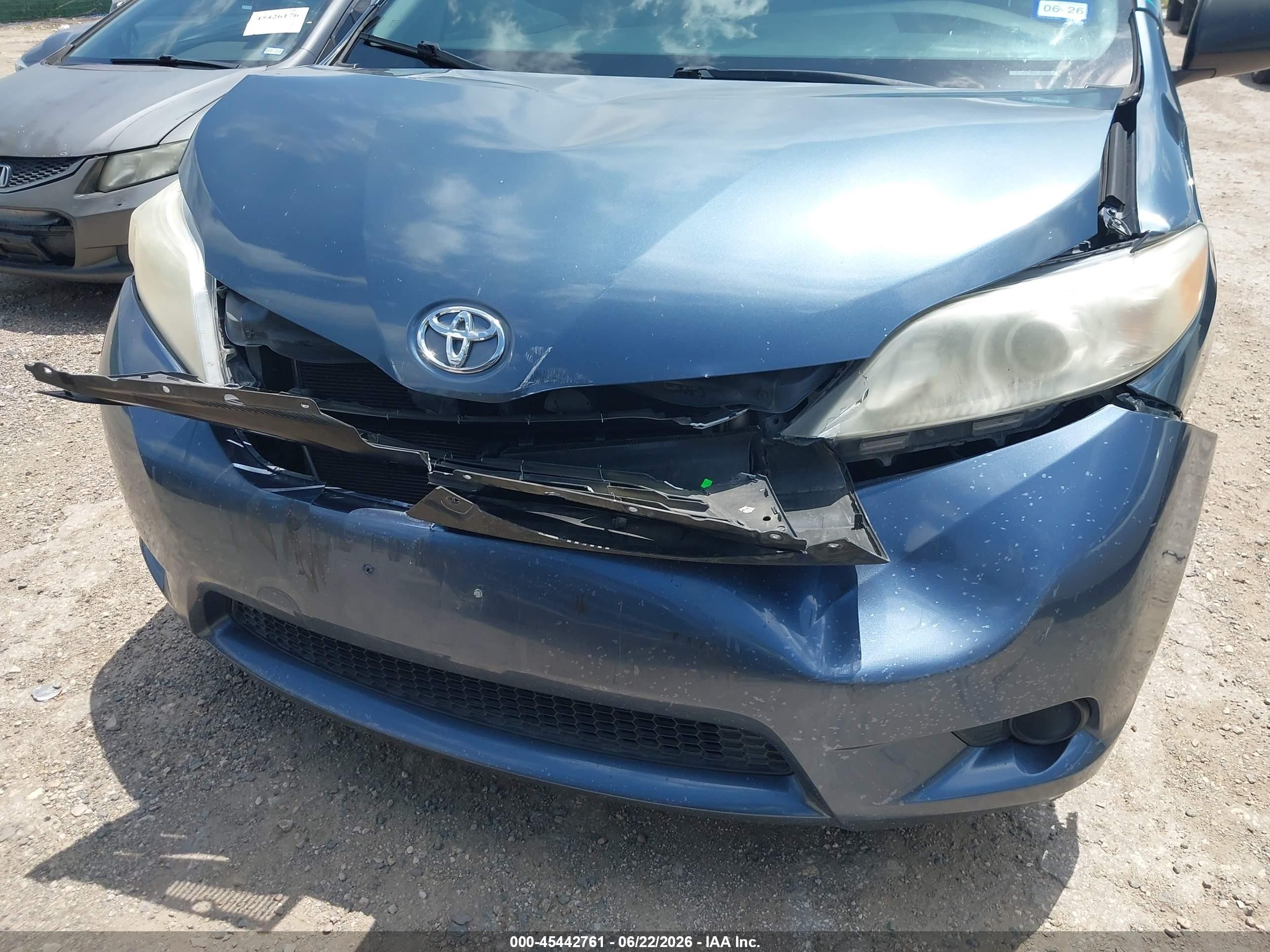 2015 Toyota Sienna L 7 Passenger Blue vin: 5TDZK3DC5FS650665