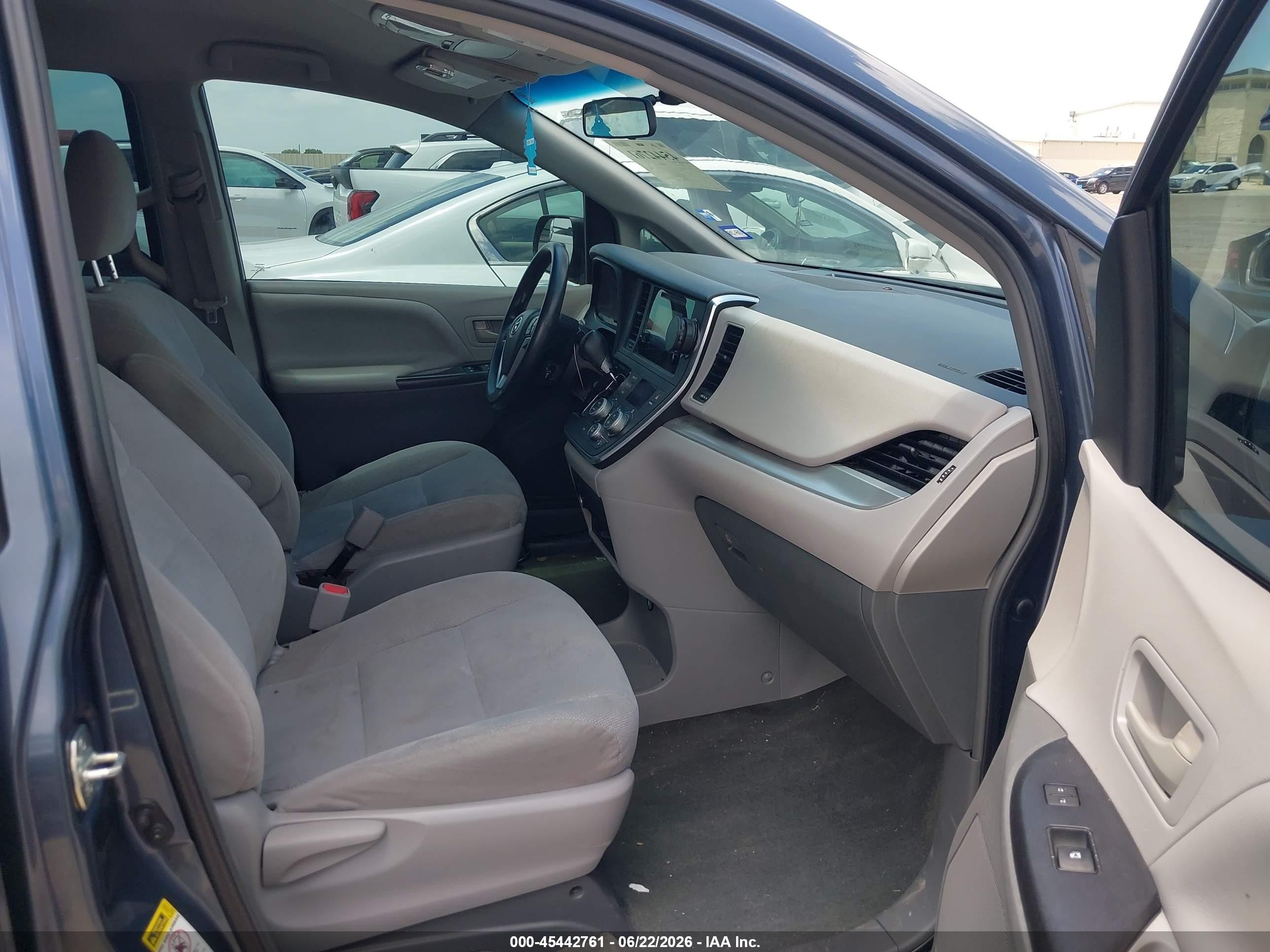 2015 Toyota Sienna L 7 Passenger Blue vin: 5TDZK3DC5FS650665