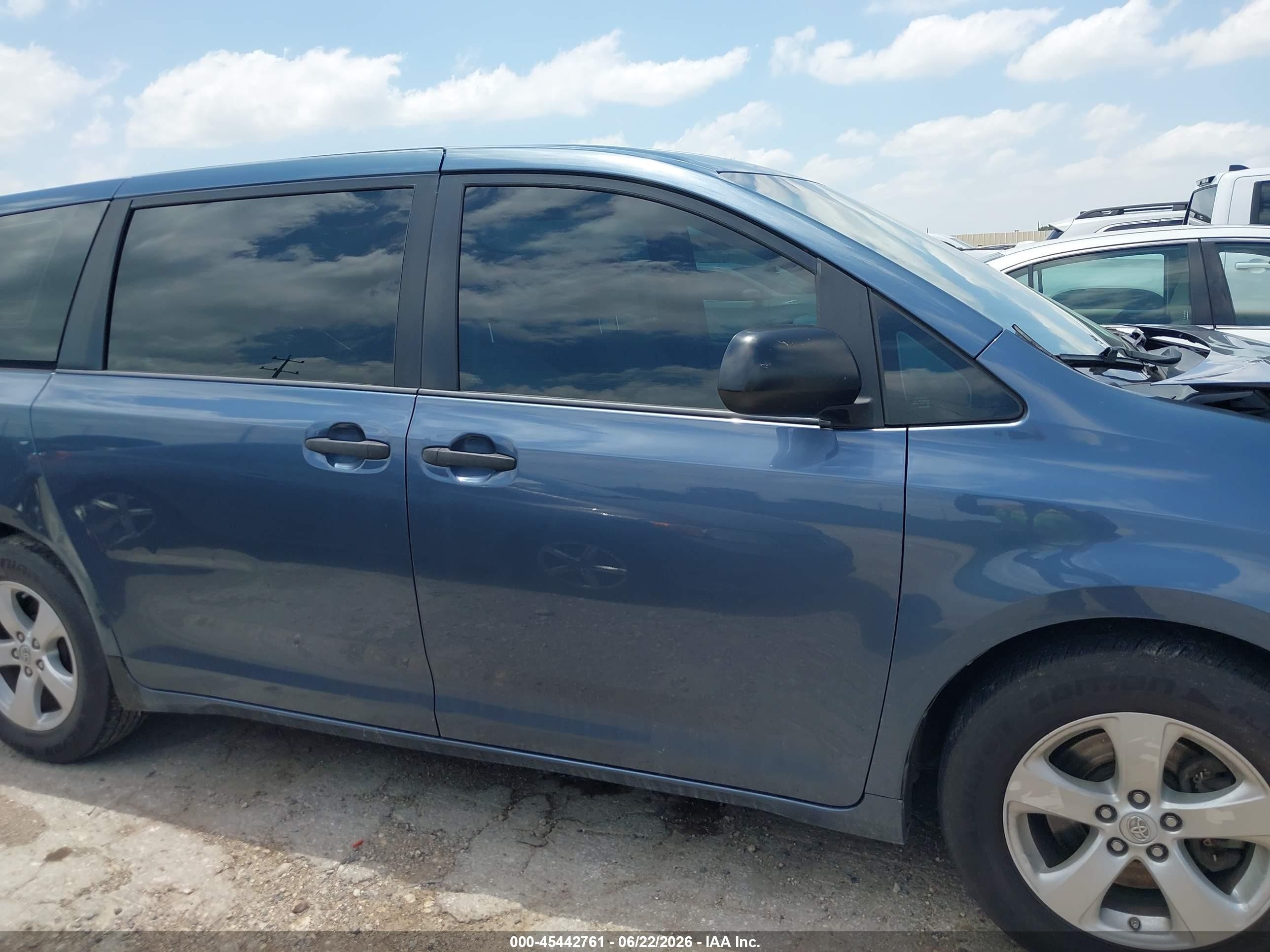 2015 Toyota Sienna L 7 Passenger Blue vin: 5TDZK3DC5FS650665