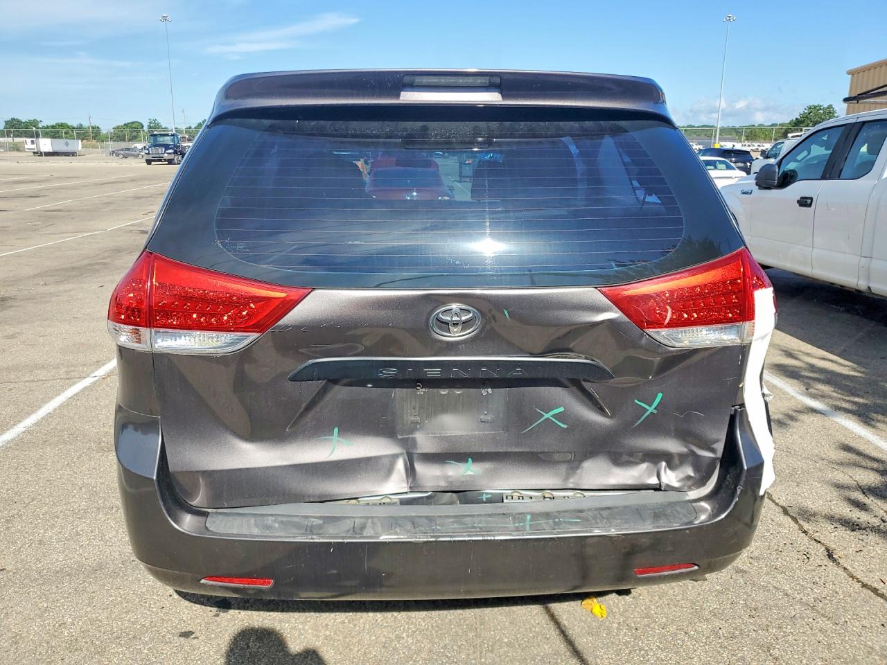 2011 Toyota Sienna Base 7-passenger Gray vin: 5TDZK3DC6BS045967