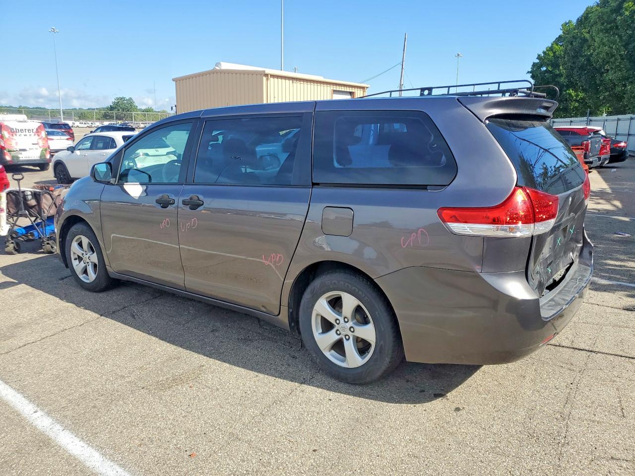2011 Toyota Sienna Base 7-passenger Gray vin: 5TDZK3DC6BS045967