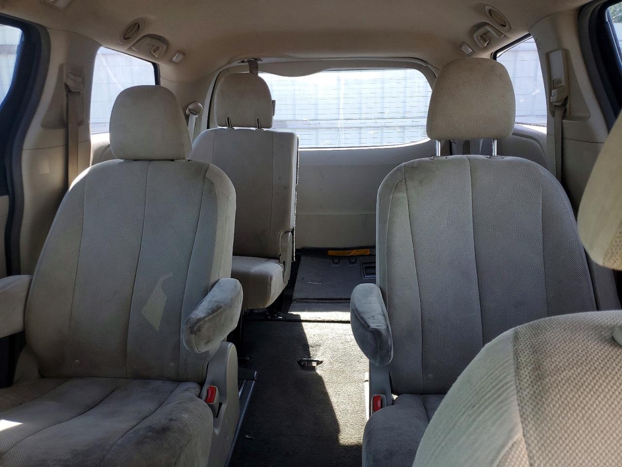2011 Toyota Sienna Base 7-passenger Gray vin: 5TDZK3DC6BS045967