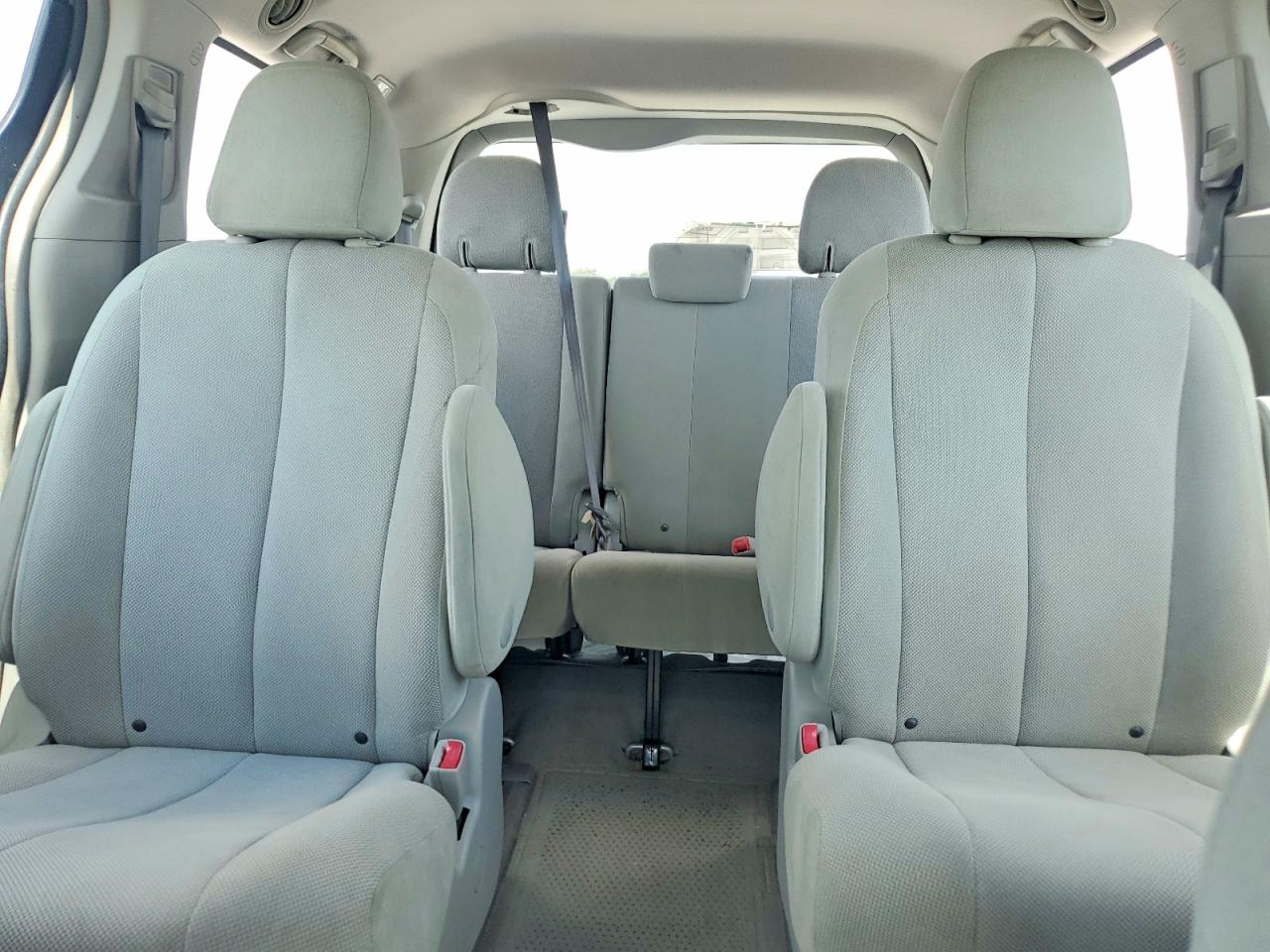 2012 Toyota Sienna Base 7-passenger Silver vin: 5TDZK3DC6CS196583