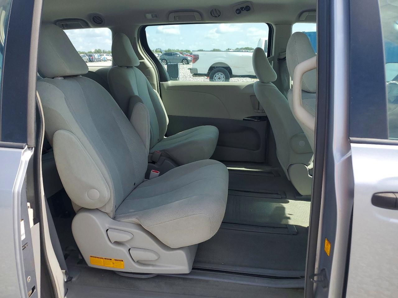 2012 Toyota Sienna Base 7-passenger Silver vin: 5TDZK3DC6CS196583