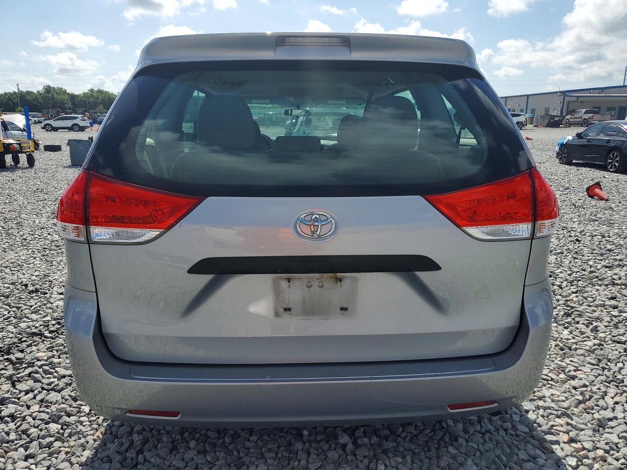 2012 Toyota Sienna Base 7-passenger Silver vin: 5TDZK3DC6CS196583