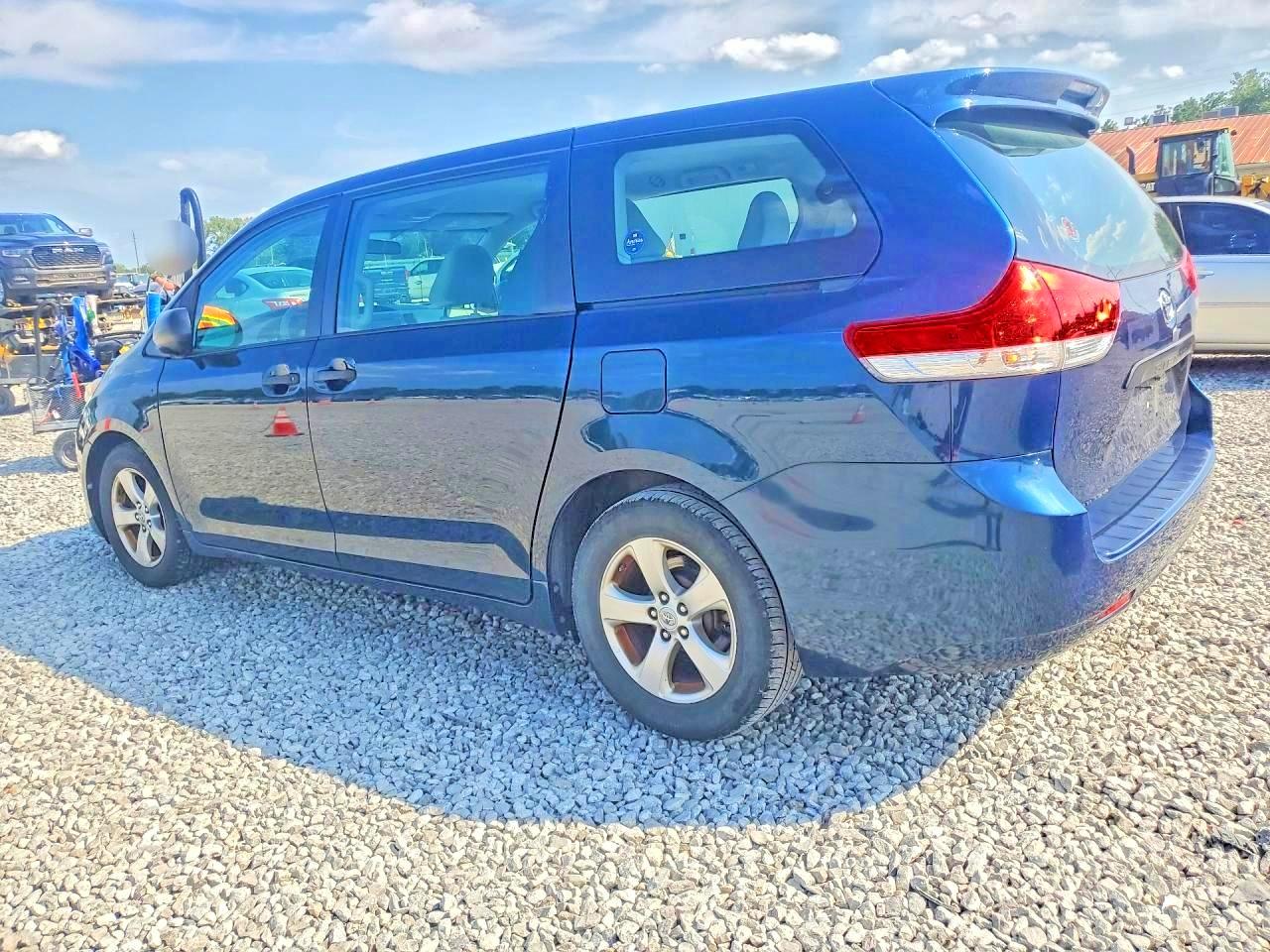 2012 Toyota Sienna Base 7-passenger Blue vin: 5TDZK3DC6CS204312