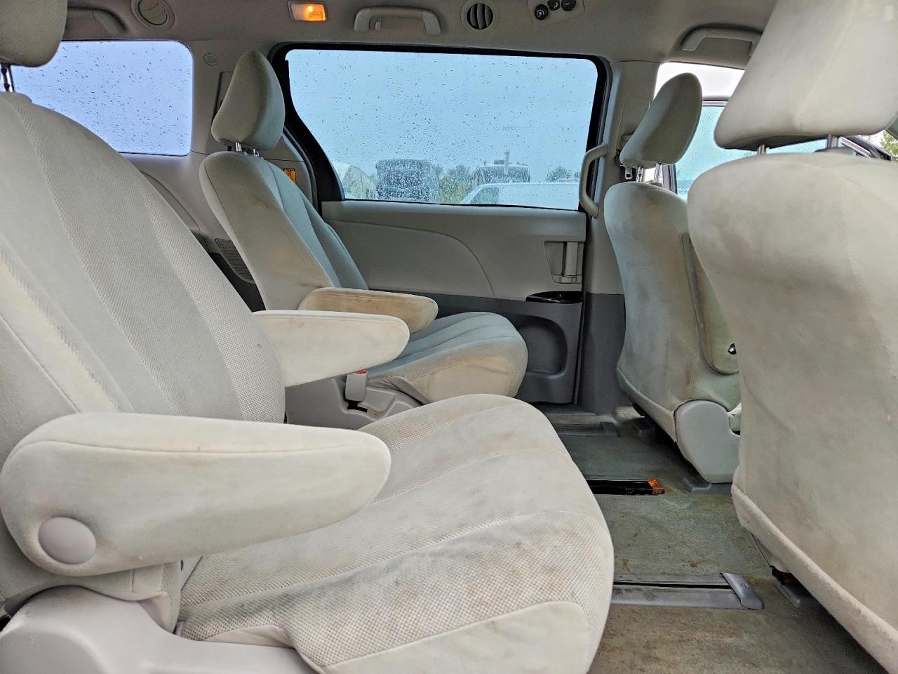 2012 Toyota Sienna Base 7-passenger Серый vin: 5TDZK3DC6CS206299
