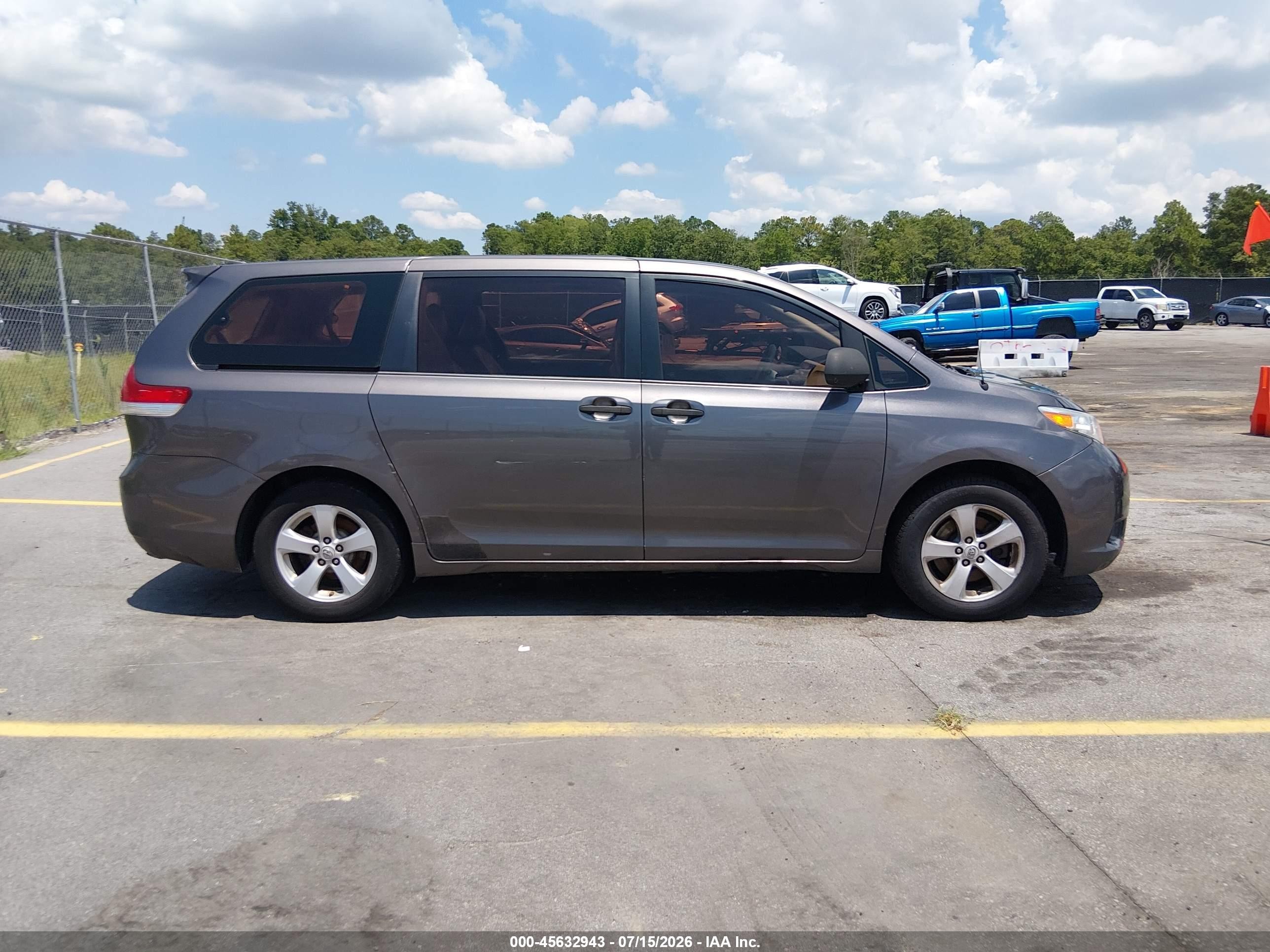 2012 Toyota Sienna Base V6 7 Passenger Gray vin: 5TDZK3DC6CS254367