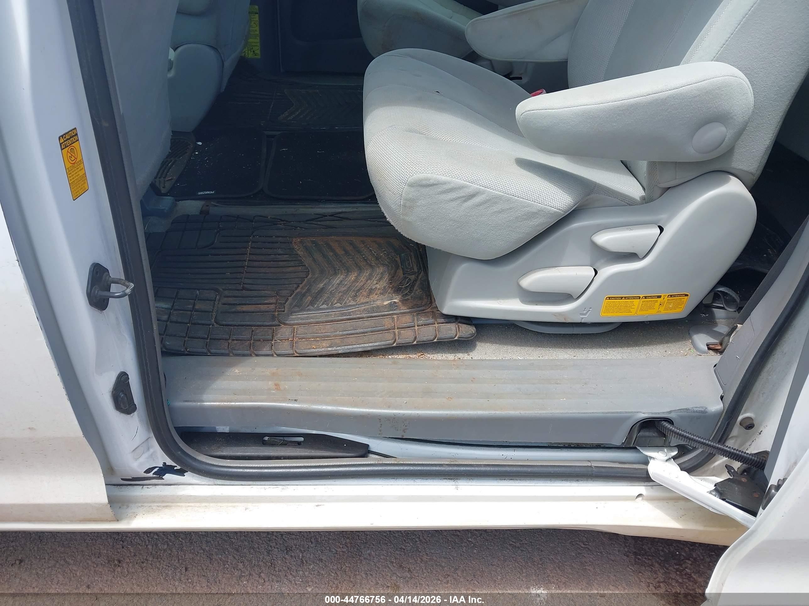 2013 Toyota Sienna L V6 7 Passenger White vin: 5TDZK3DC6DS358374