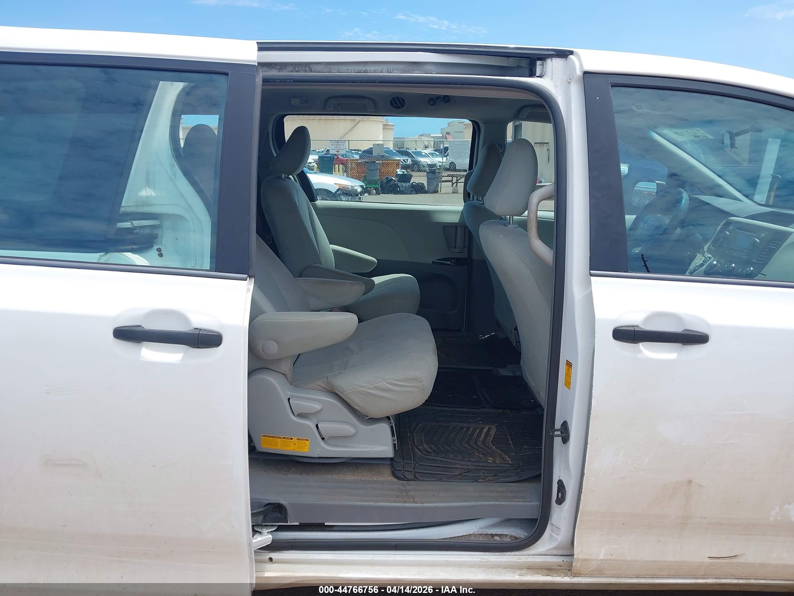 2013 Toyota Sienna L V6 7 Passenger White vin: 5TDZK3DC6DS358374