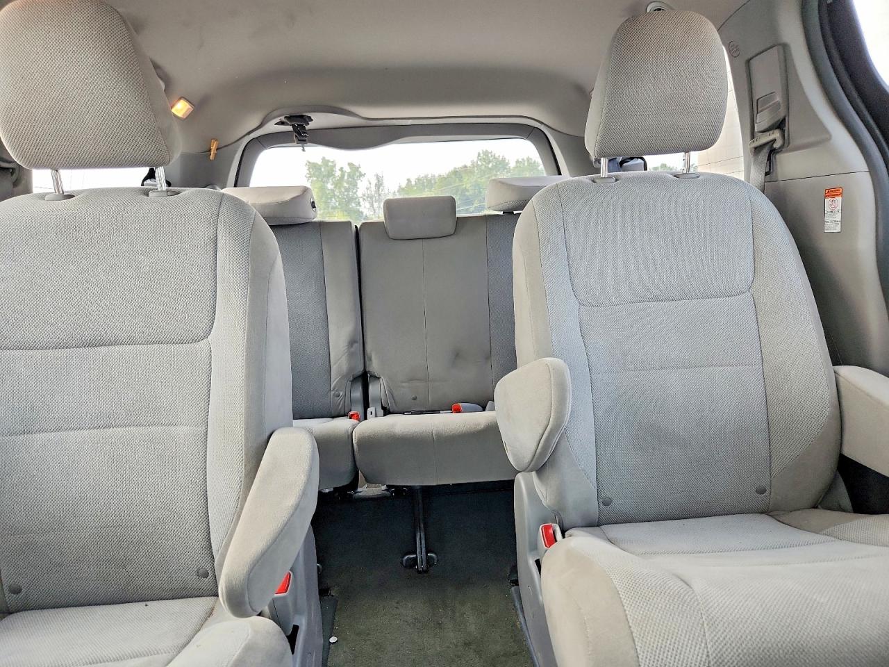 2015 Toyota Sienna L 7-passenger Silver vin: 5TDZK3DC6FS615746