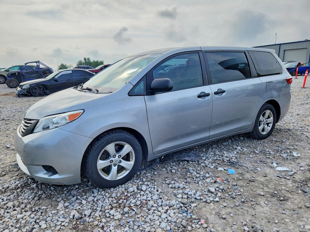 2015 Toyota Sienna L 7-passenger Серебряный vin: 5TDZK3DC6FS615746