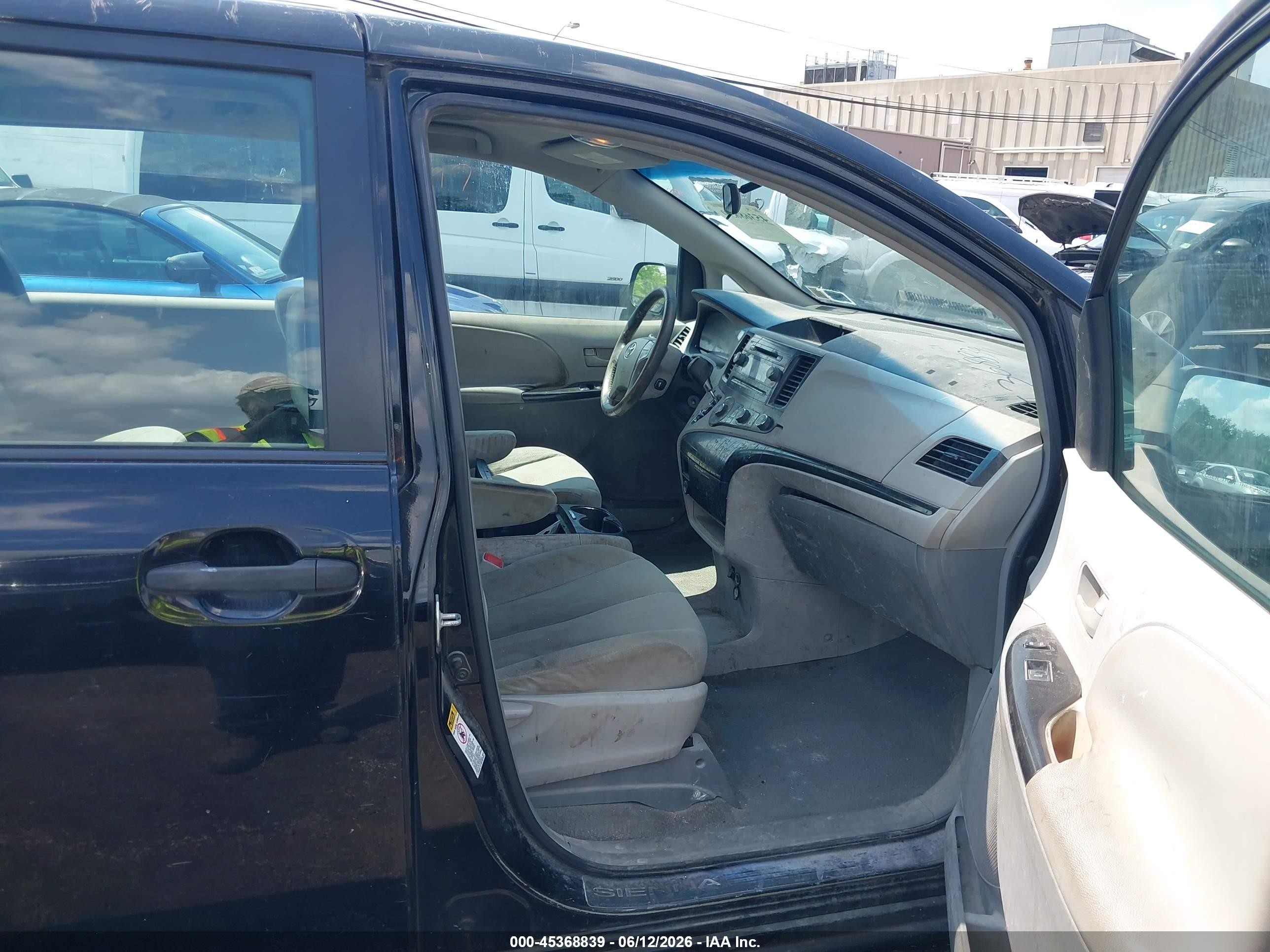 2011 Toyota Sienna Base V6 Черный vin: 5TDZK3DC7BS015764