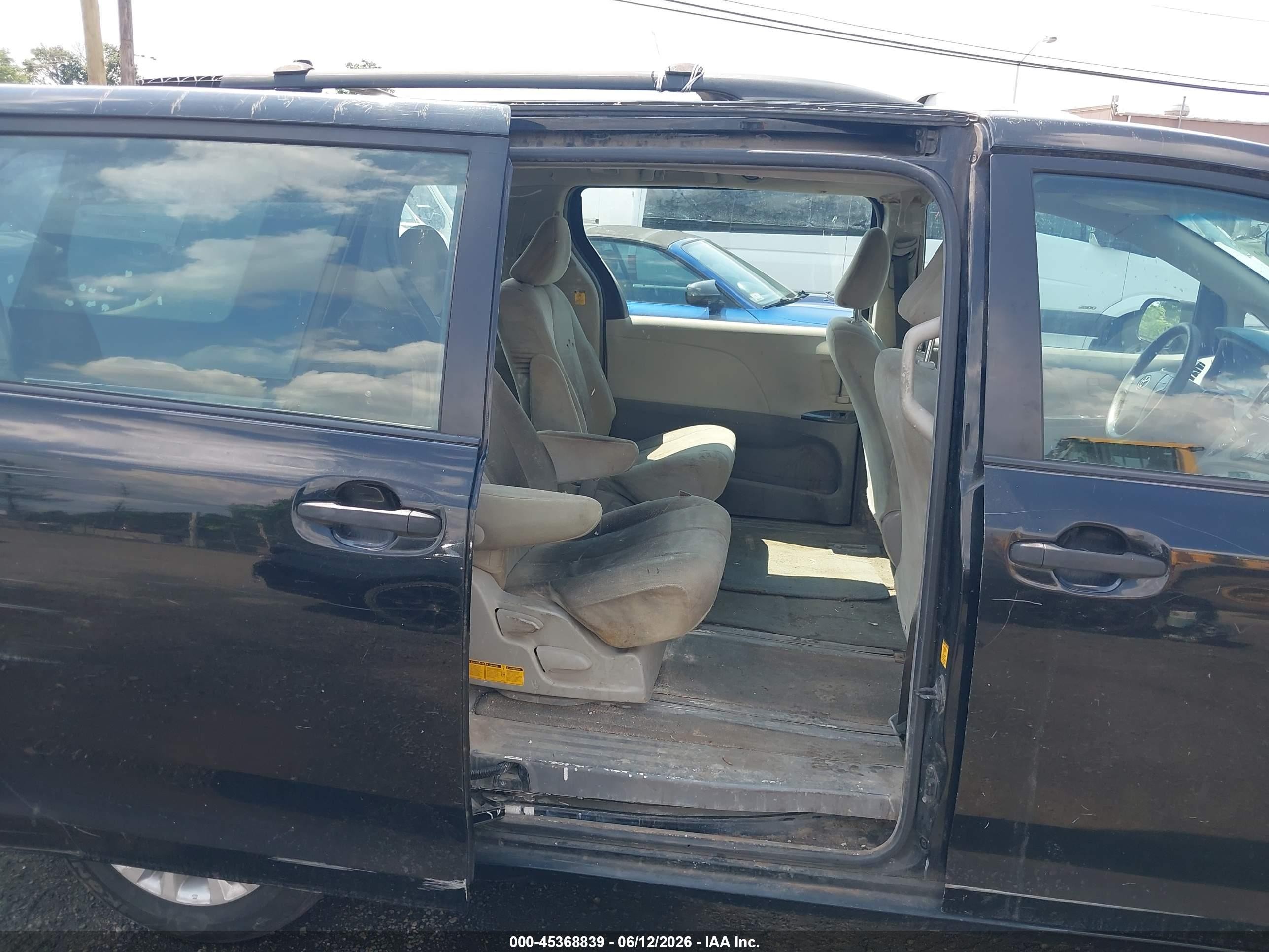 2011 Toyota Sienna Base V6 Черный vin: 5TDZK3DC7BS015764