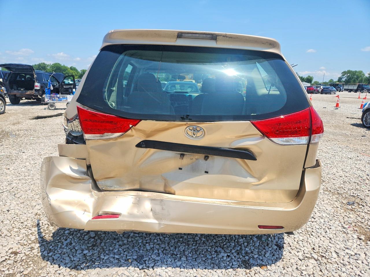 2011 Toyota Sienna Base 7-passenger Gold vin: 5TDZK3DC7BS020785