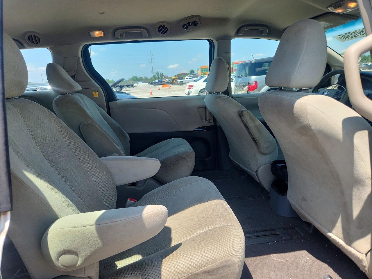 2011 Toyota Sienna Base 7-passenger Gold vin: 5TDZK3DC7BS020785