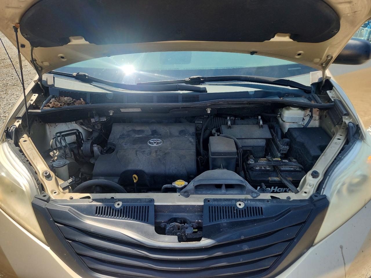 2011 Toyota Sienna Base 7-passenger Gold vin: 5TDZK3DC7BS020785