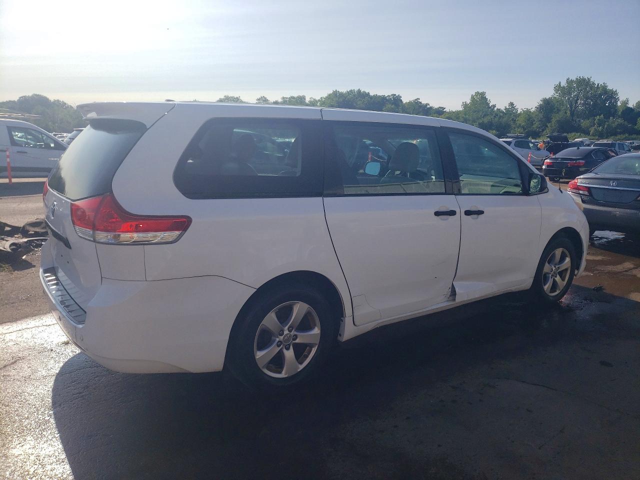 2011 Toyota Sienna Base 7-passenger White vin: 5TDZK3DC7BS151084
