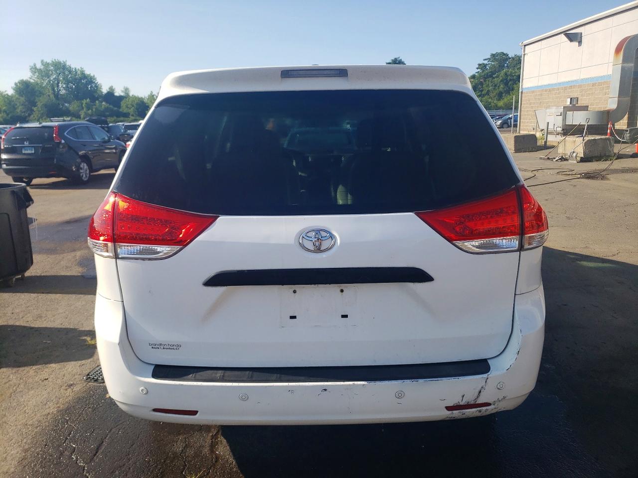2011 Toyota Sienna Base 7-passenger White vin: 5TDZK3DC7BS151084
