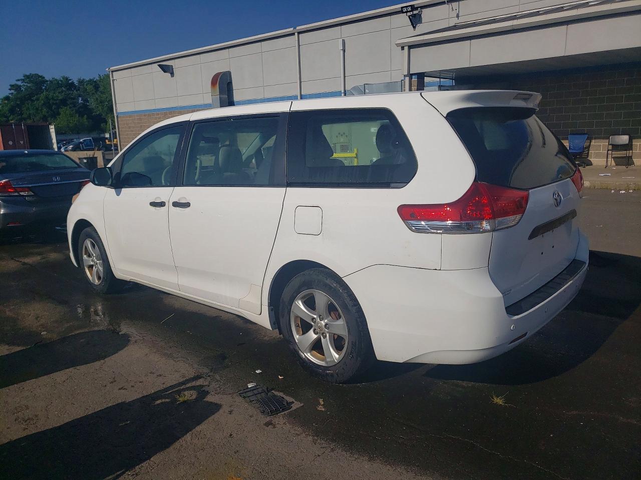 2011 Toyota Sienna Base 7-passenger White vin: 5TDZK3DC7BS151084