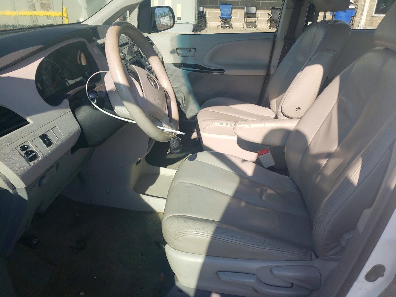 2011 Toyota Sienna Base 7-passenger White vin: 5TDZK3DC7BS151084