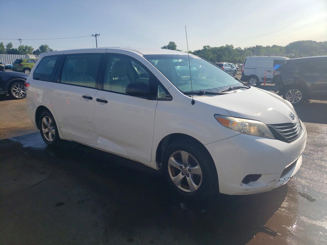 2011 Toyota Sienna Base 7-passenger White vin: 5TDZK3DC7BS151084