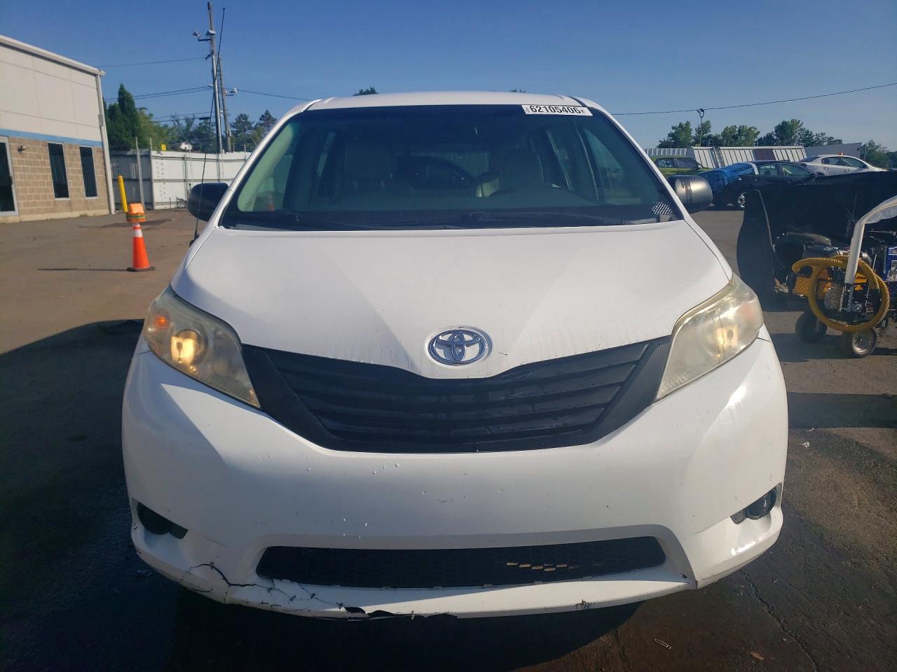 2011 Toyota Sienna Base 7-passenger White vin: 5TDZK3DC7BS151084