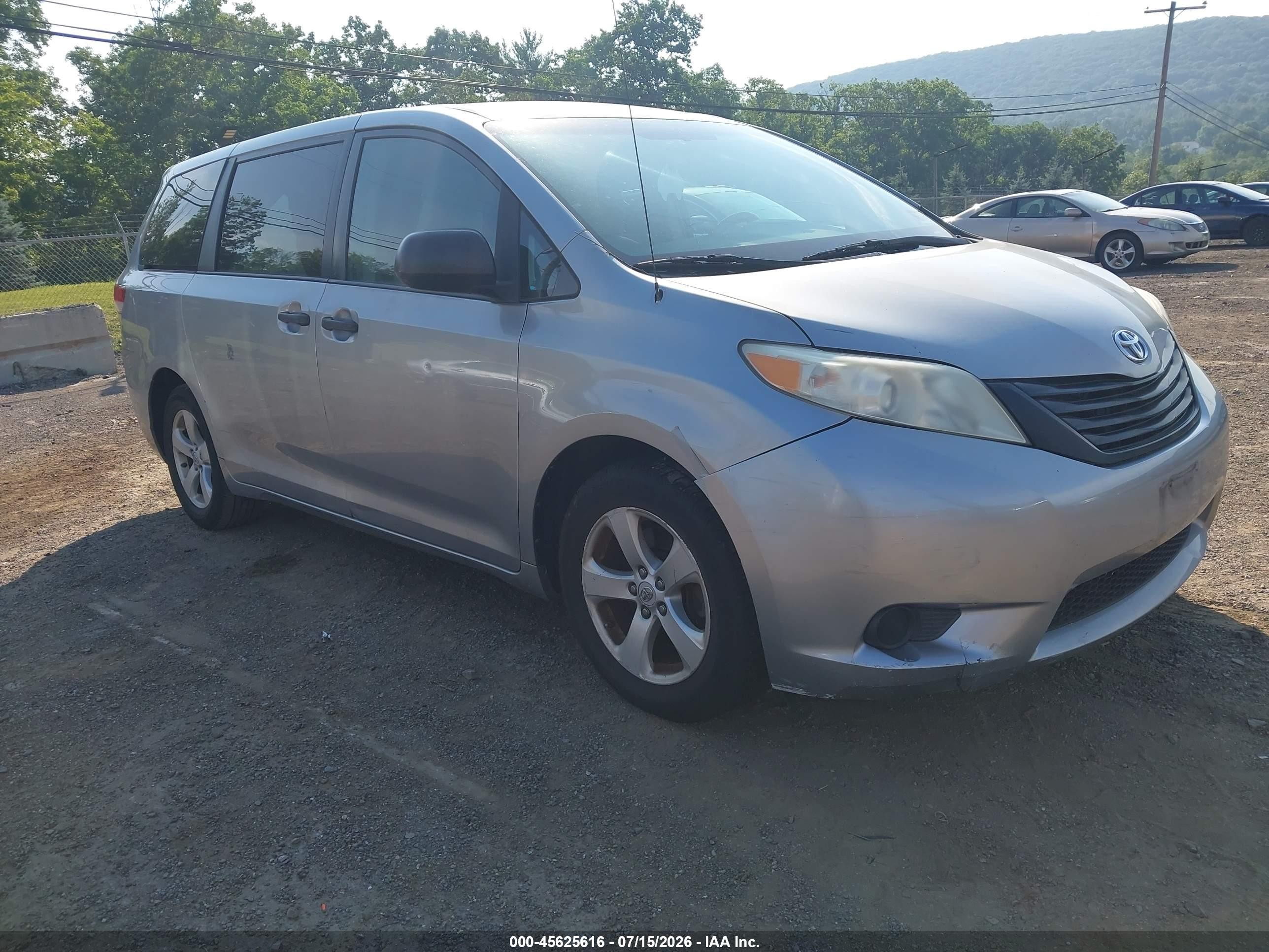 2012 Toyota Sienna Base V6 7 Passenger Silver vin: 5TDZK3DC7CS197466