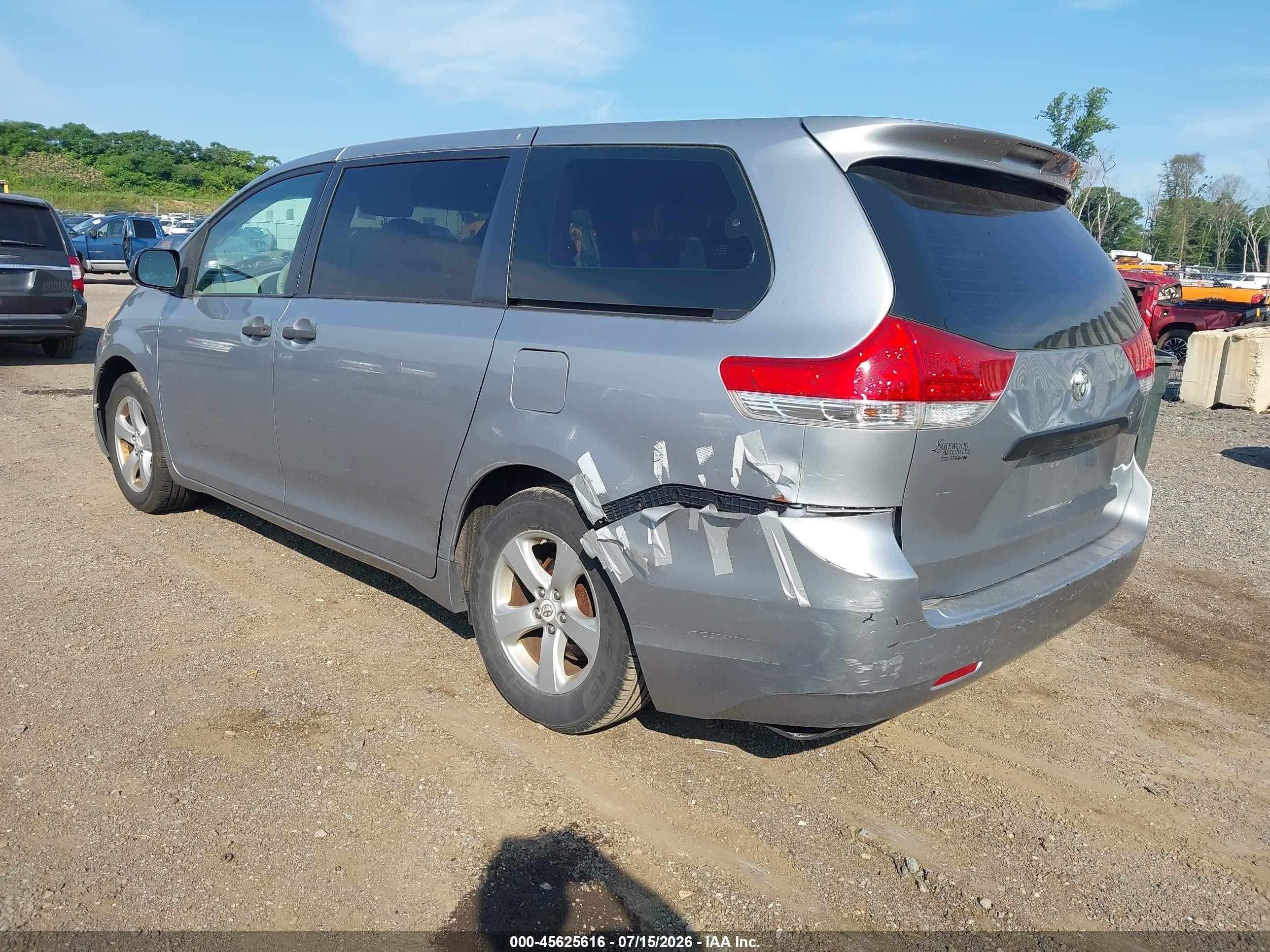 2012 Toyota Sienna Base V6 7 Passenger Silver vin: 5TDZK3DC7CS197466