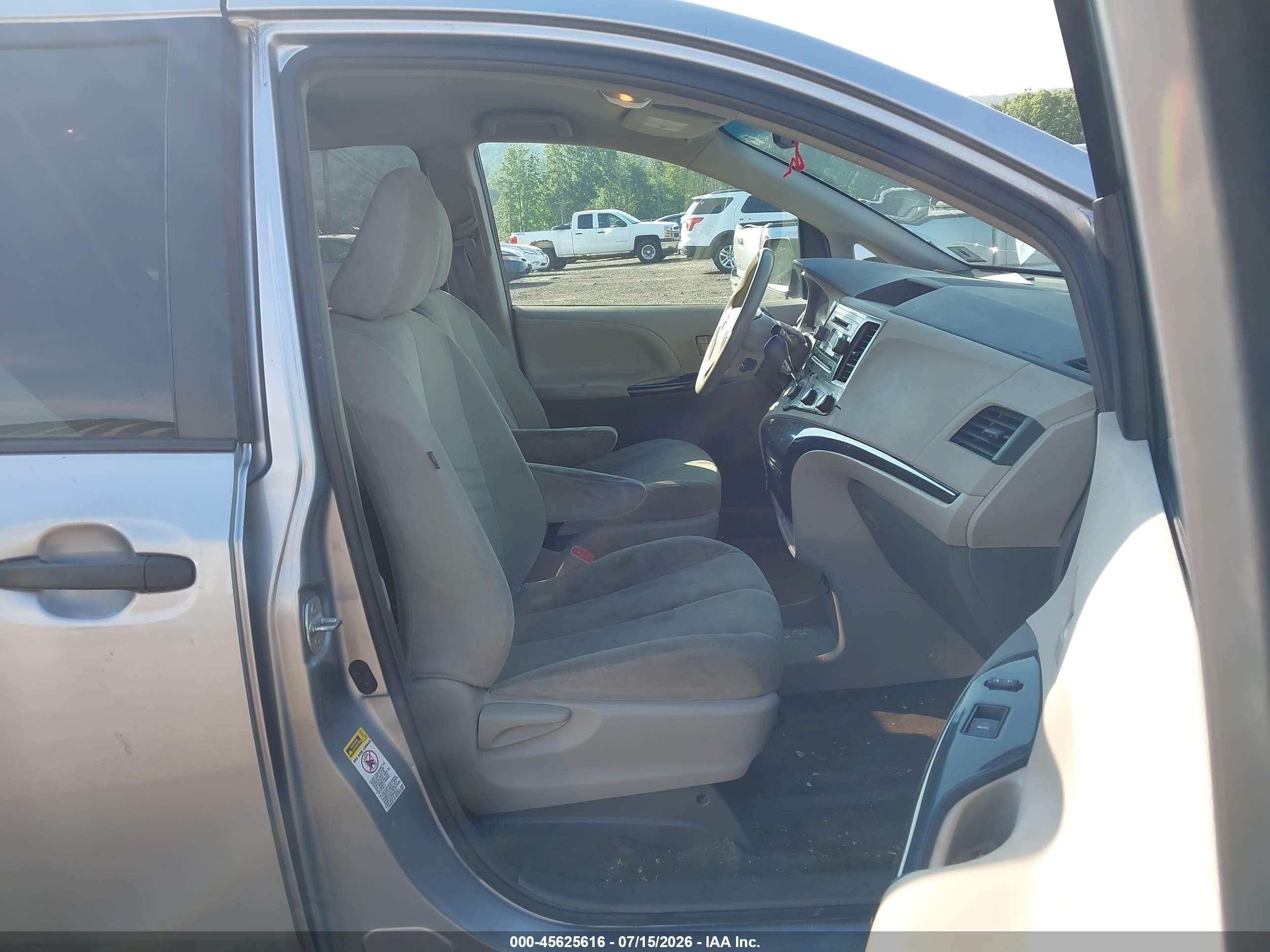2012 Toyota Sienna Base V6 7 Passenger Silver vin: 5TDZK3DC7CS197466