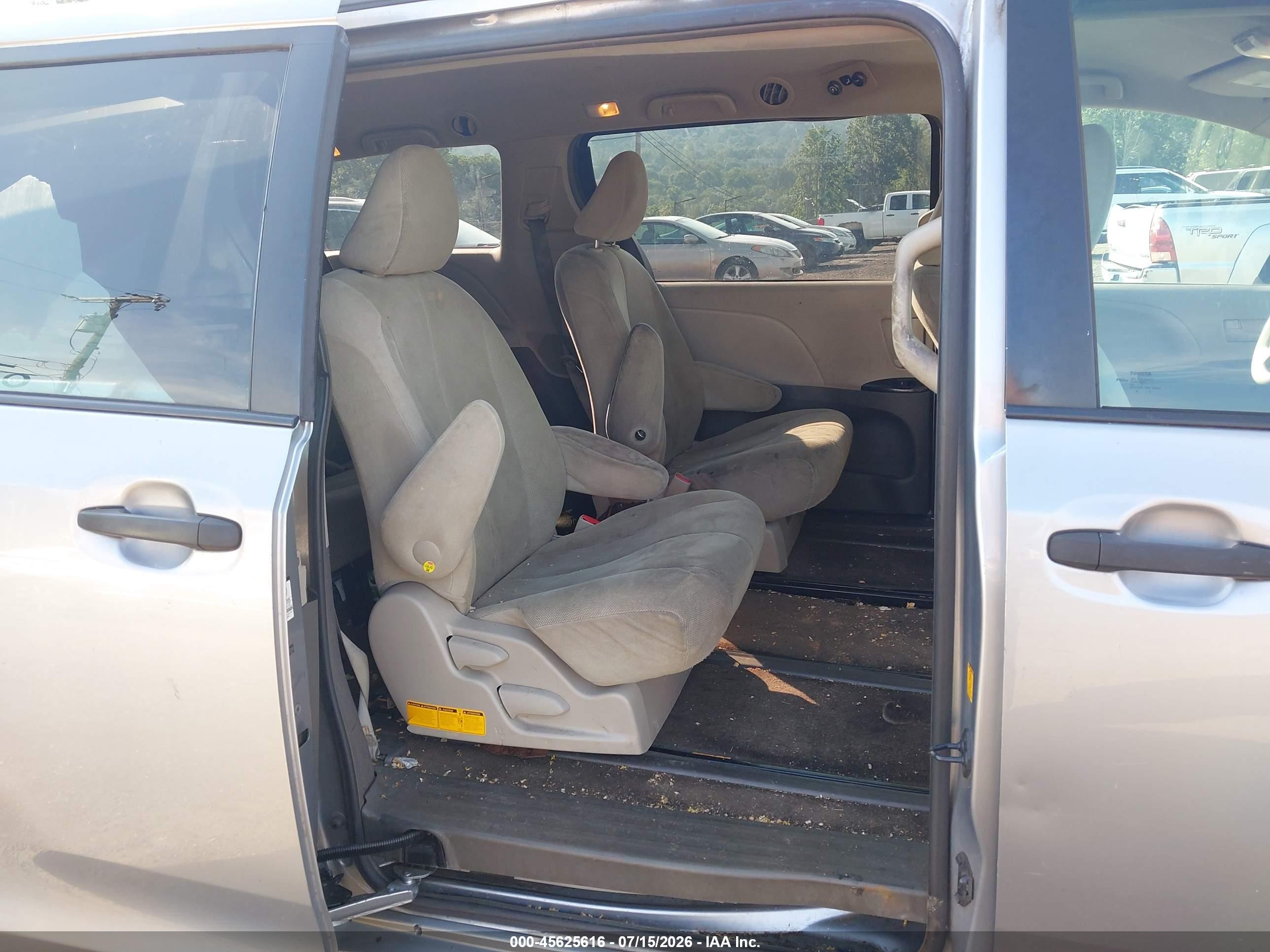 2012 Toyota Sienna Base V6 7 Passenger Silver vin: 5TDZK3DC7CS197466