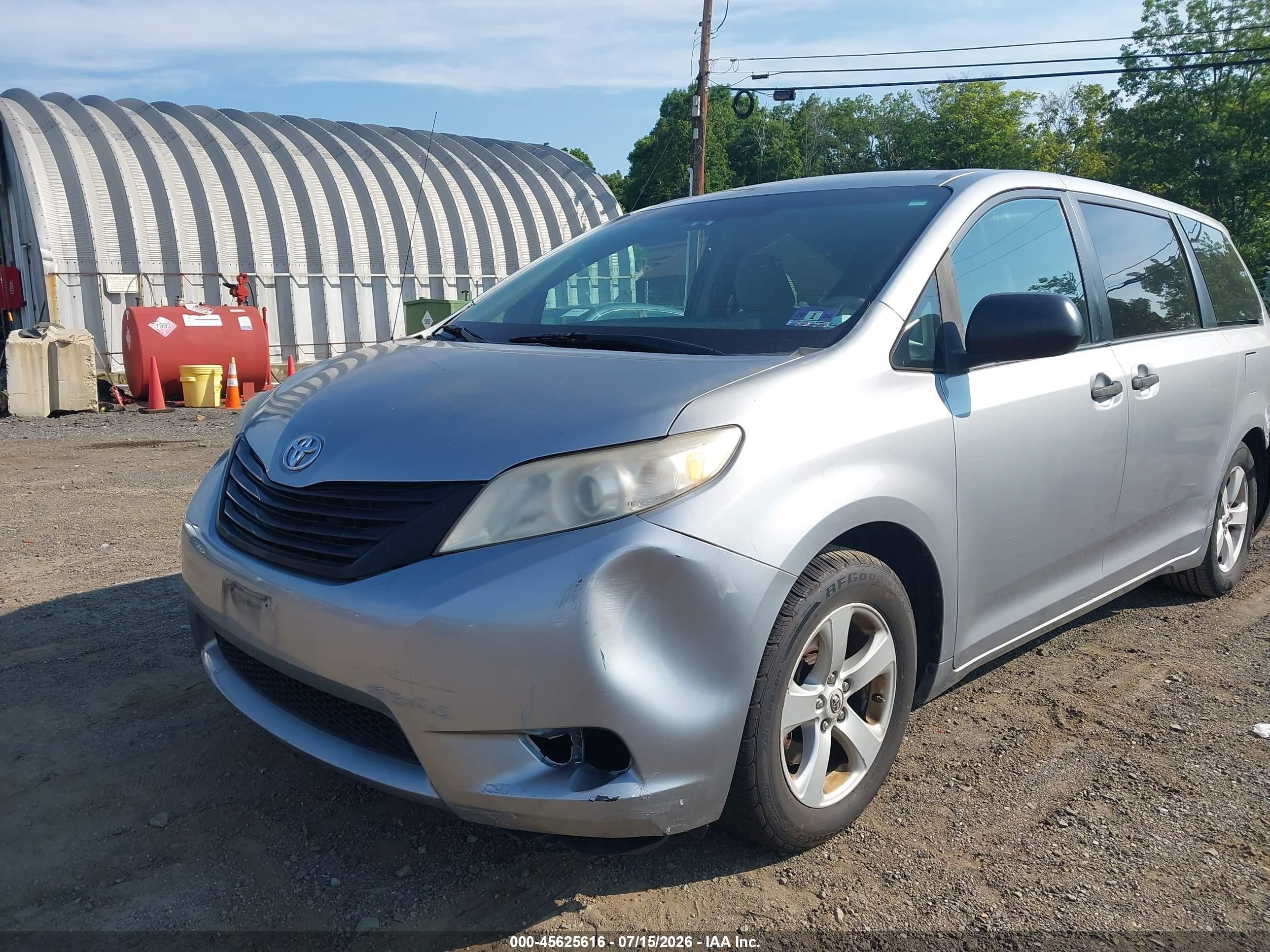 2012 Toyota Sienna Base V6 7 Passenger Silver vin: 5TDZK3DC7CS197466