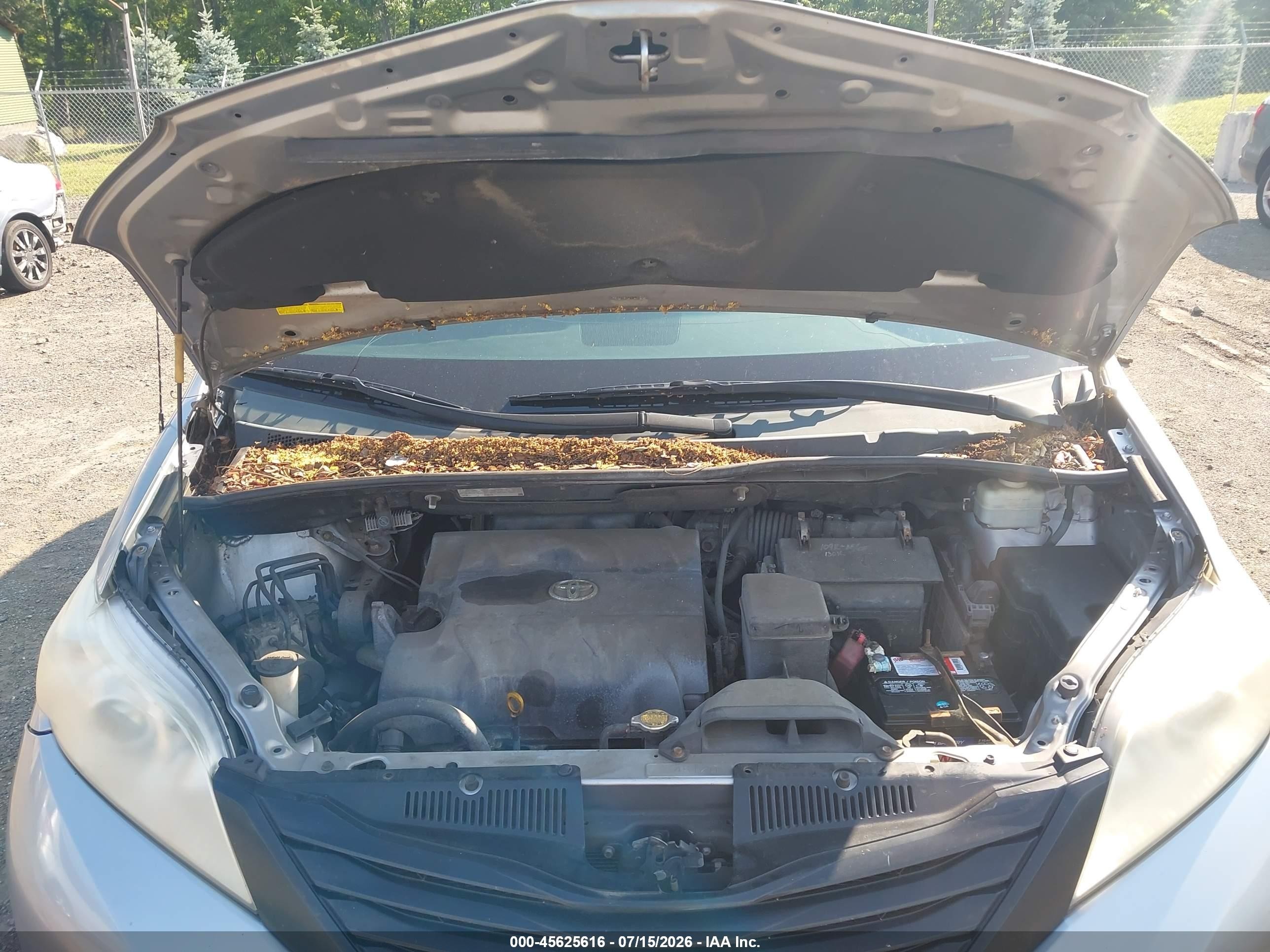 2012 Toyota Sienna Base V6 7 Passenger Silver vin: 5TDZK3DC7CS197466