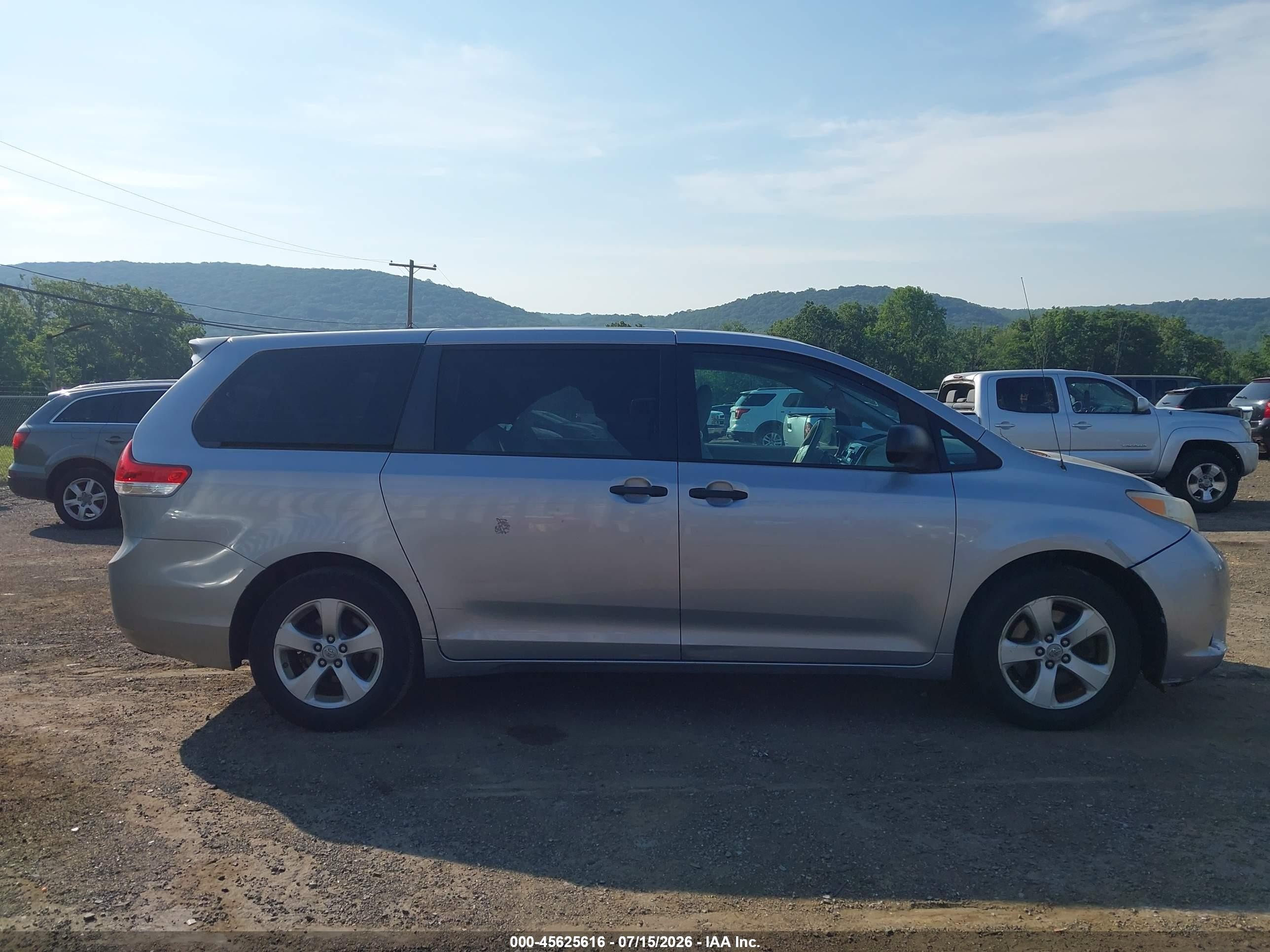 2012 Toyota Sienna Base V6 7 Passenger Silver vin: 5TDZK3DC7CS197466