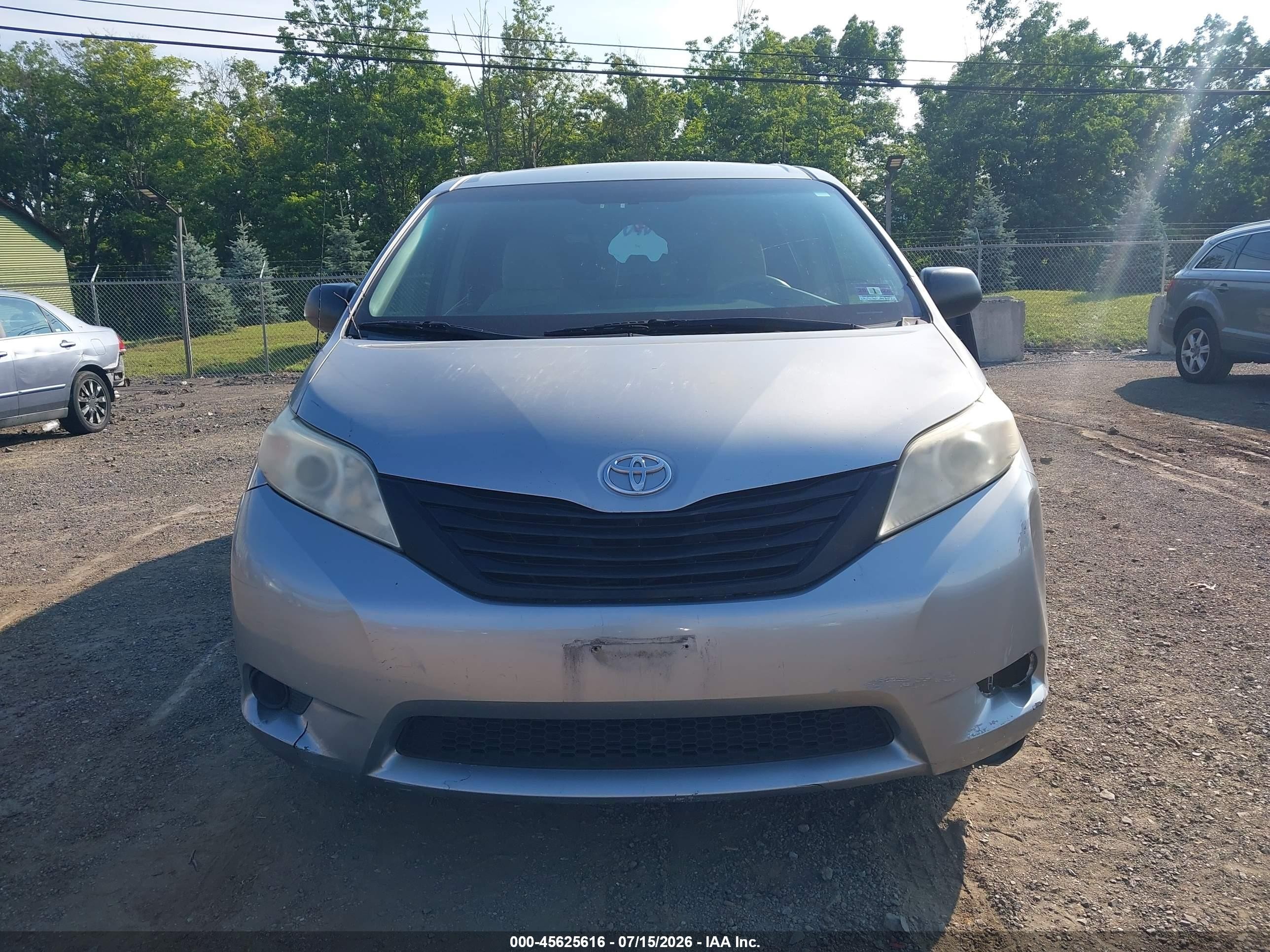 2012 Toyota Sienna Base V6 7 Passenger Silver vin: 5TDZK3DC7CS197466
