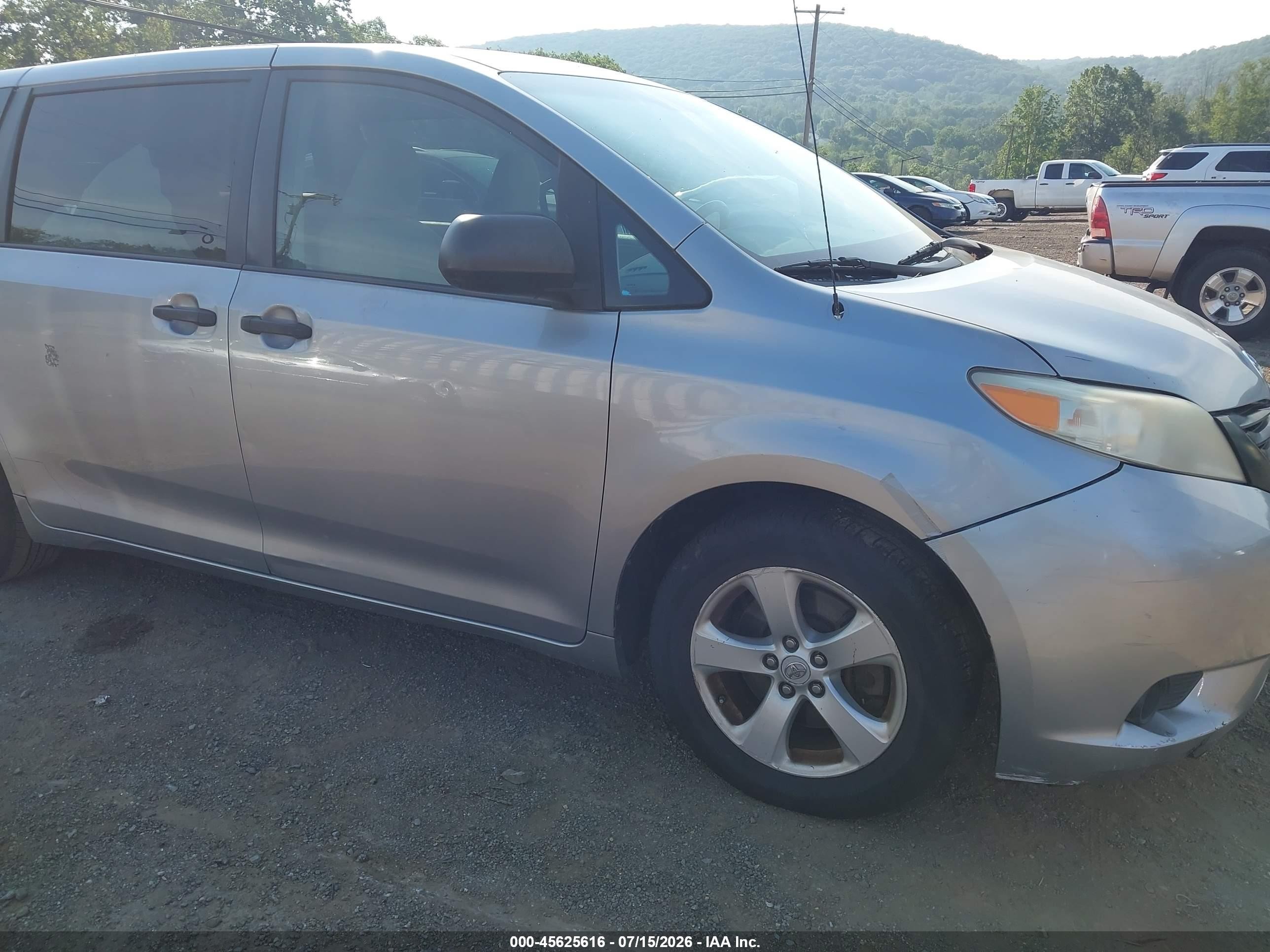 2012 Toyota Sienna Base V6 7 Passenger Silver vin: 5TDZK3DC7CS197466
