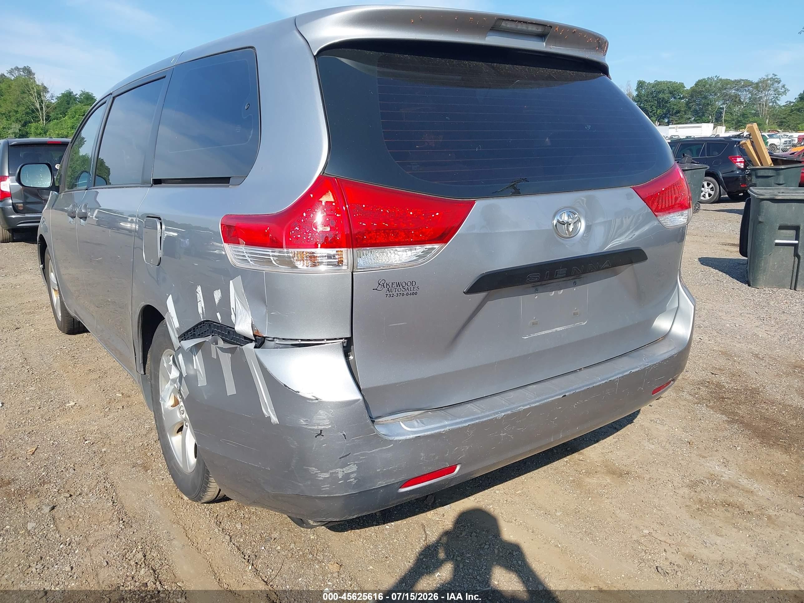 2012 Toyota Sienna Base V6 7 Passenger Silver vin: 5TDZK3DC7CS197466