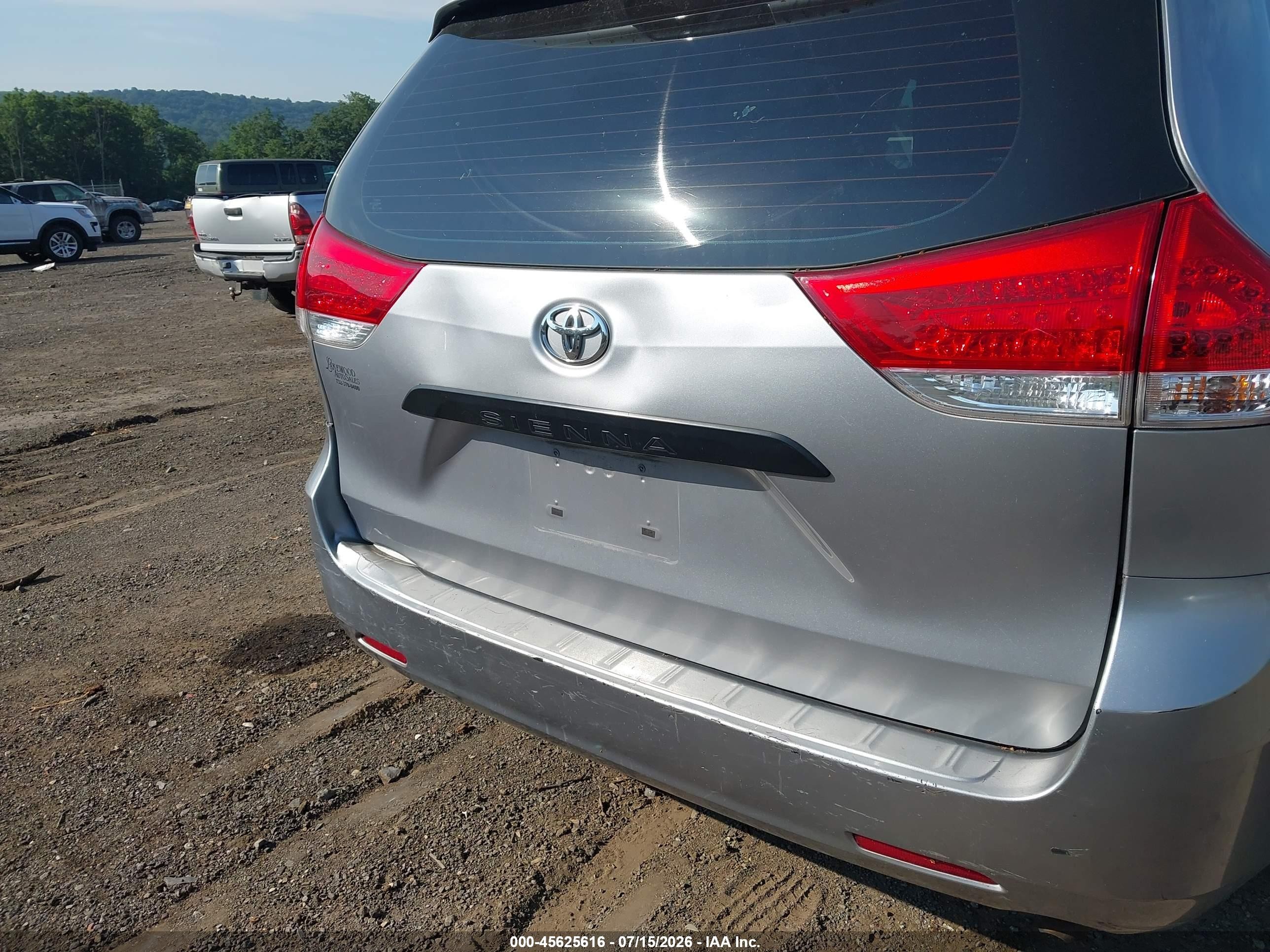 2012 Toyota Sienna Base V6 7 Passenger Silver vin: 5TDZK3DC7CS197466